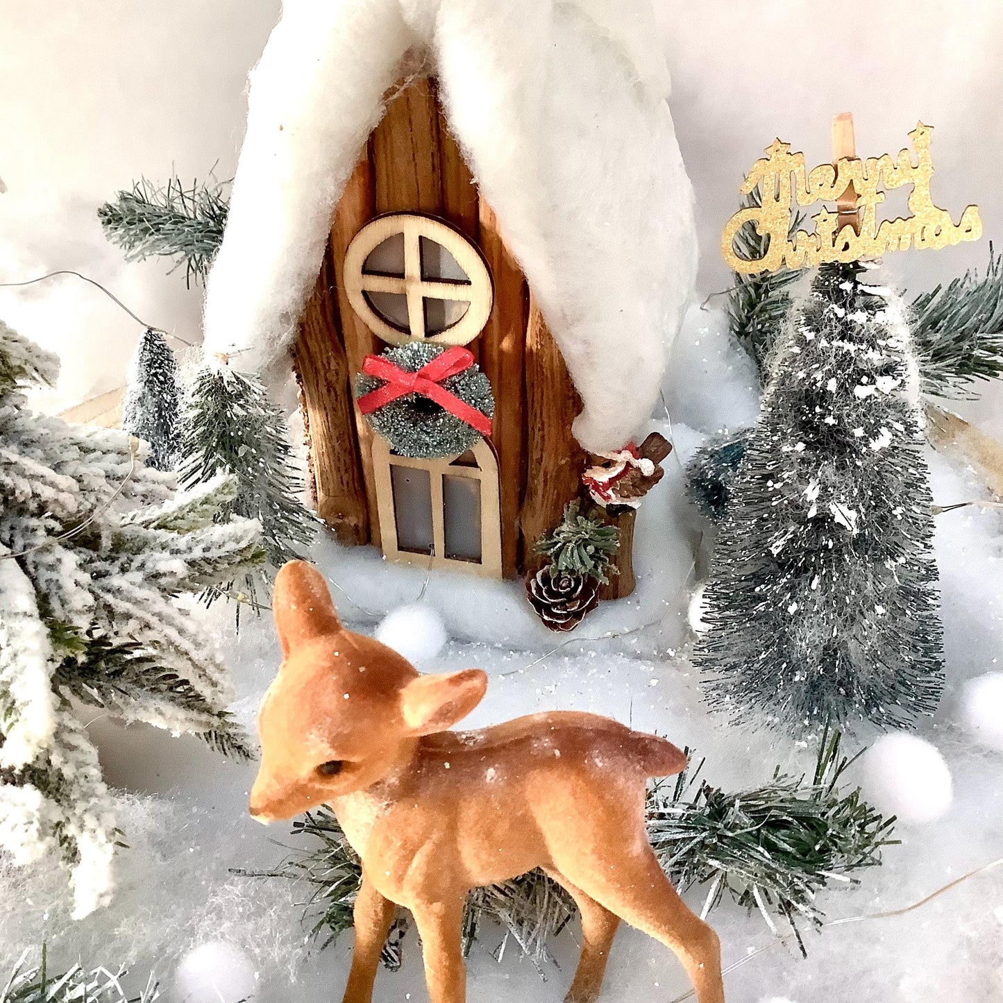 Décoration de Noël lumineuse support bois maison sapins faon ht 25 cm