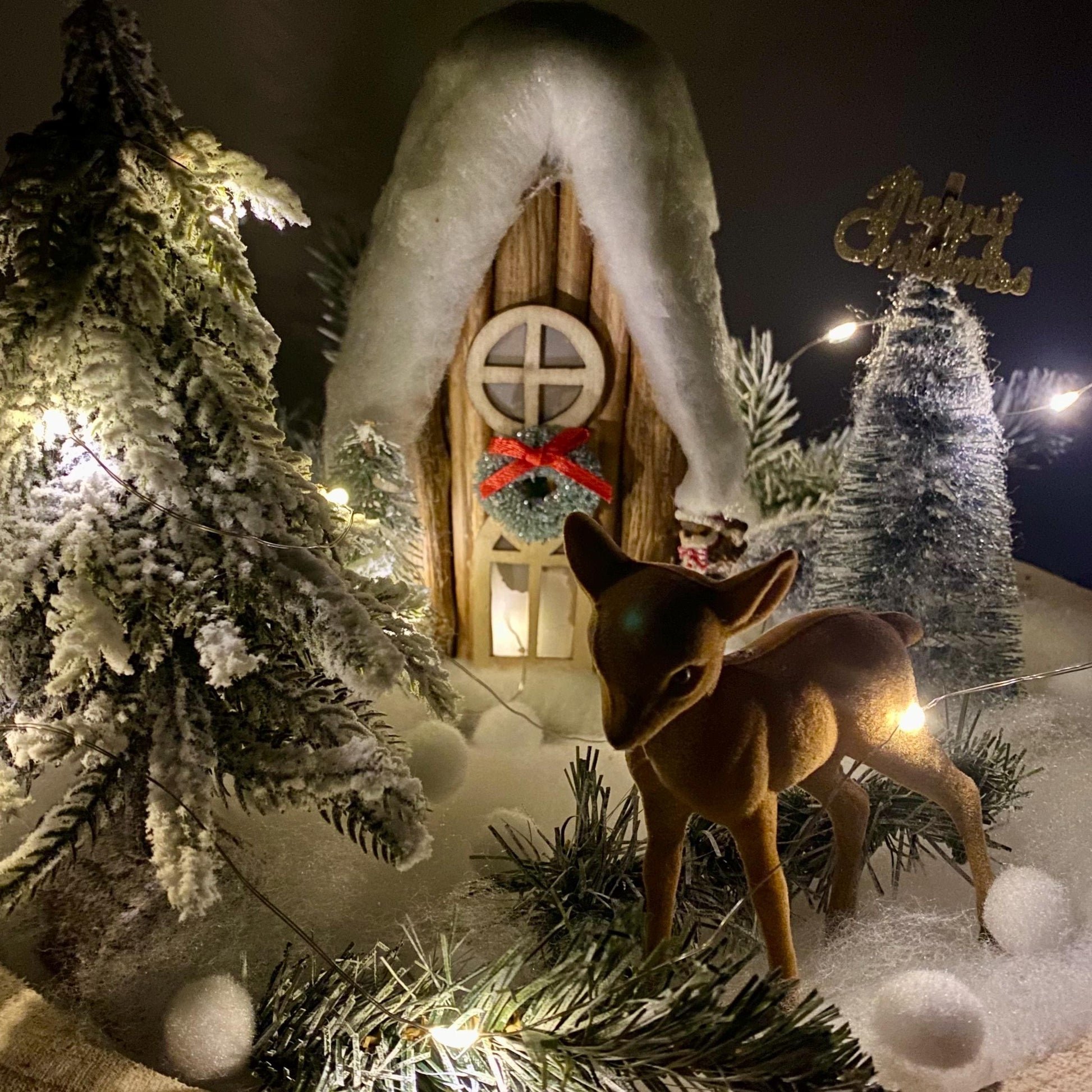 Décoration de Noël lumineuse support bois maison sapins faon ht 25 cm