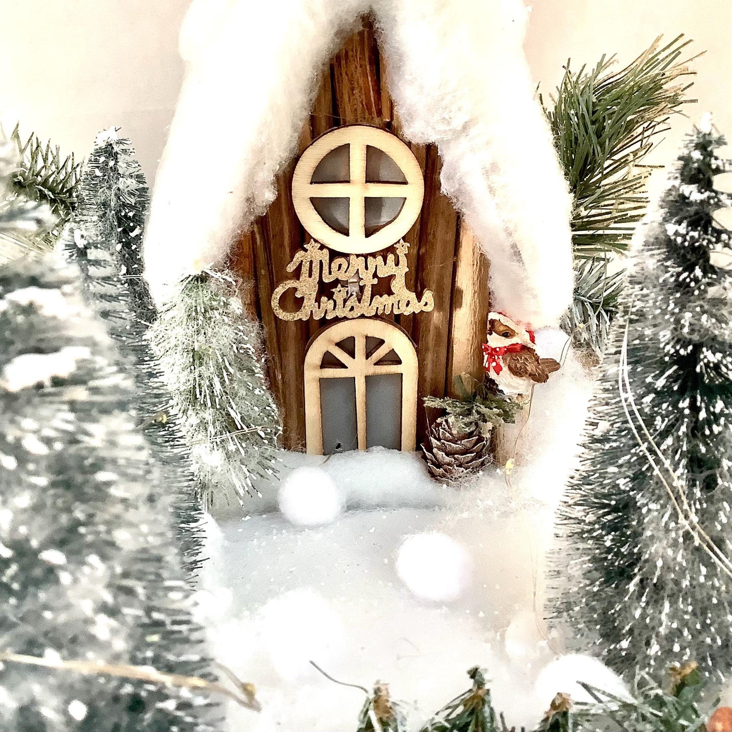 Décoration de Noël lumineuse support bois maison sapins écureuil ht 25 cm