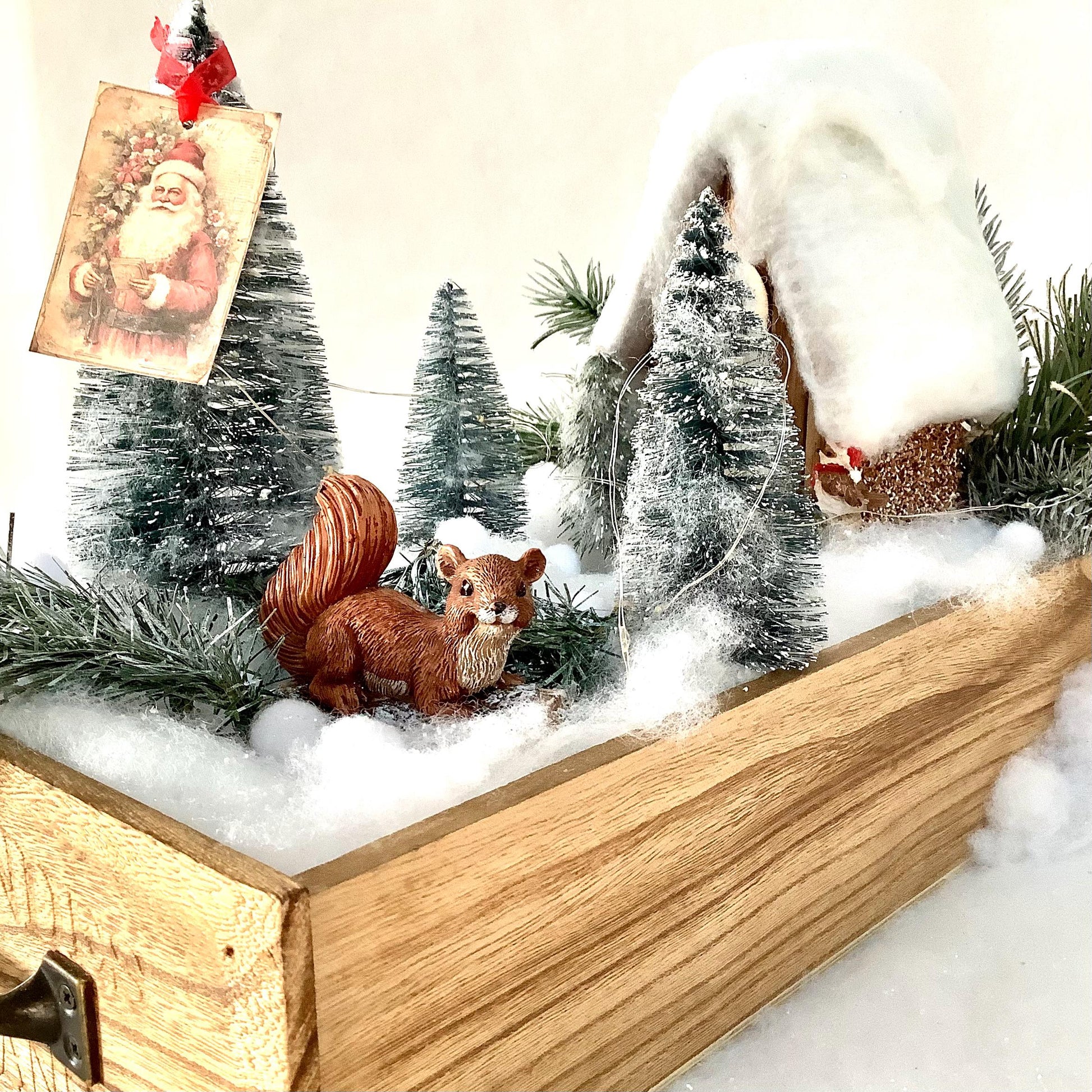 Décoration de Noël lumineuse support bois maison sapins écureuil ht 25 cm