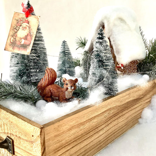 Décoration de Noël lumineuse support bois maison sapins écureuil ht 25 cm