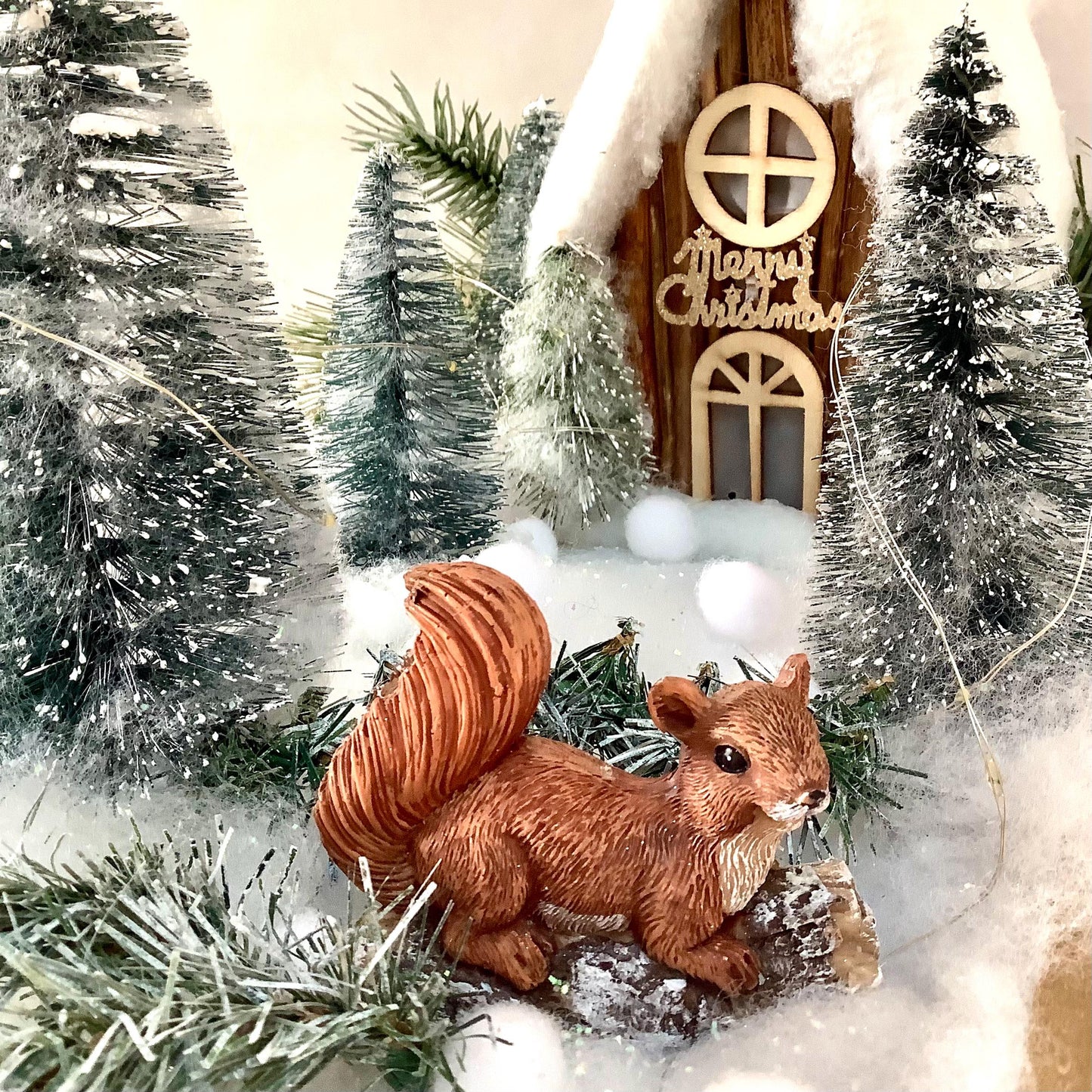 Décoration de Noël lumineuse support bois maison sapins écureuil ht 25 cm