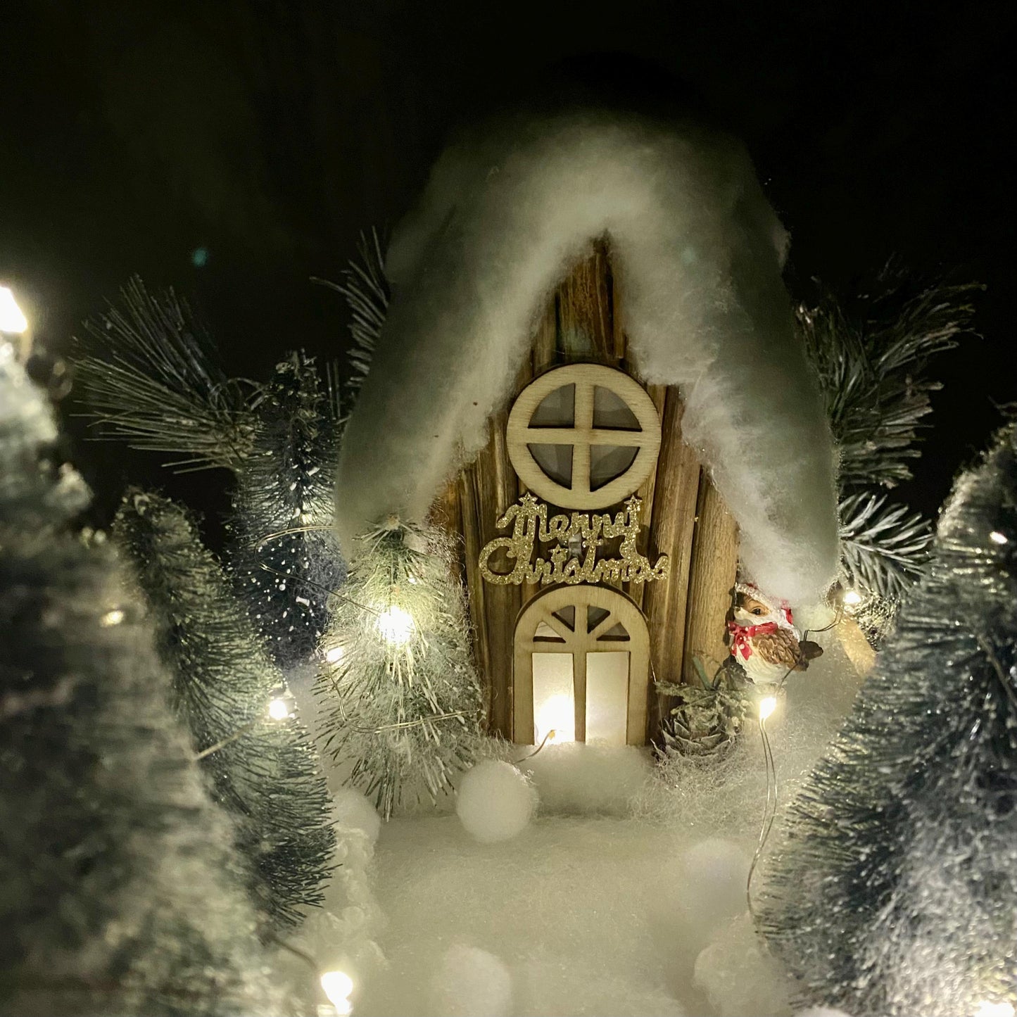 Décoration de Noël lumineuse support bois maison sapins écureuil ht 25 cm