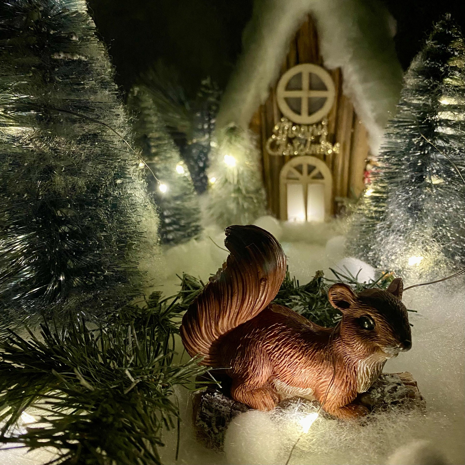 Décoration de Noël lumineuse support bois maison sapins écureuil ht 25 cm