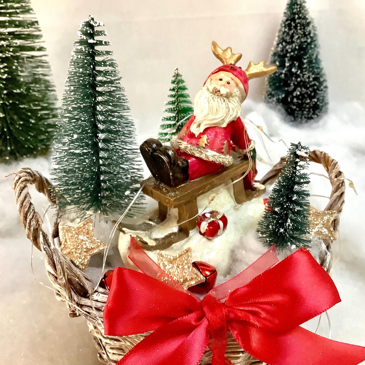 Décoration de Noël lumineuse lutin sur luge ht 18 cm