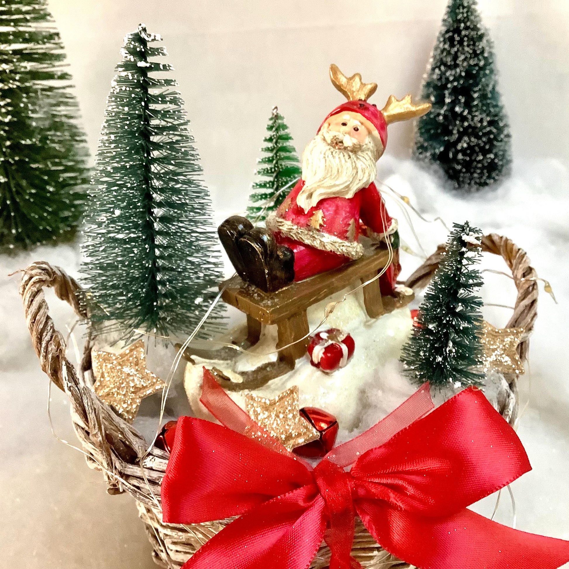 Décoration de Noël lumineuse lutin sur luge ht 18 cm