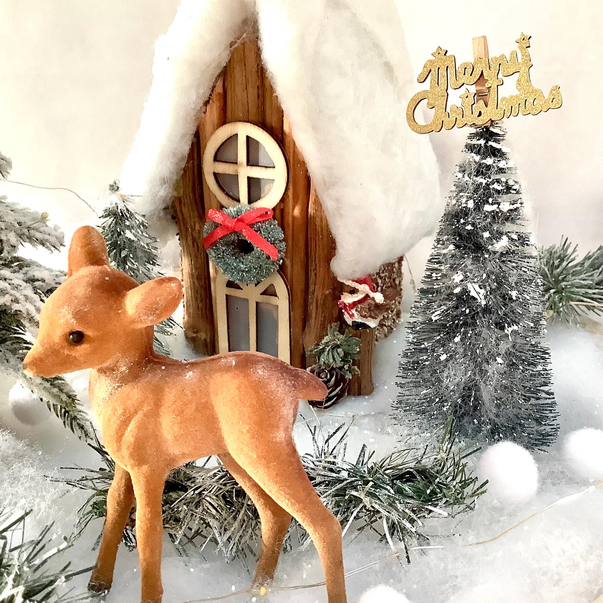 Décoration de Noël lumineuse support bois maison sapins faon ht 25 cm