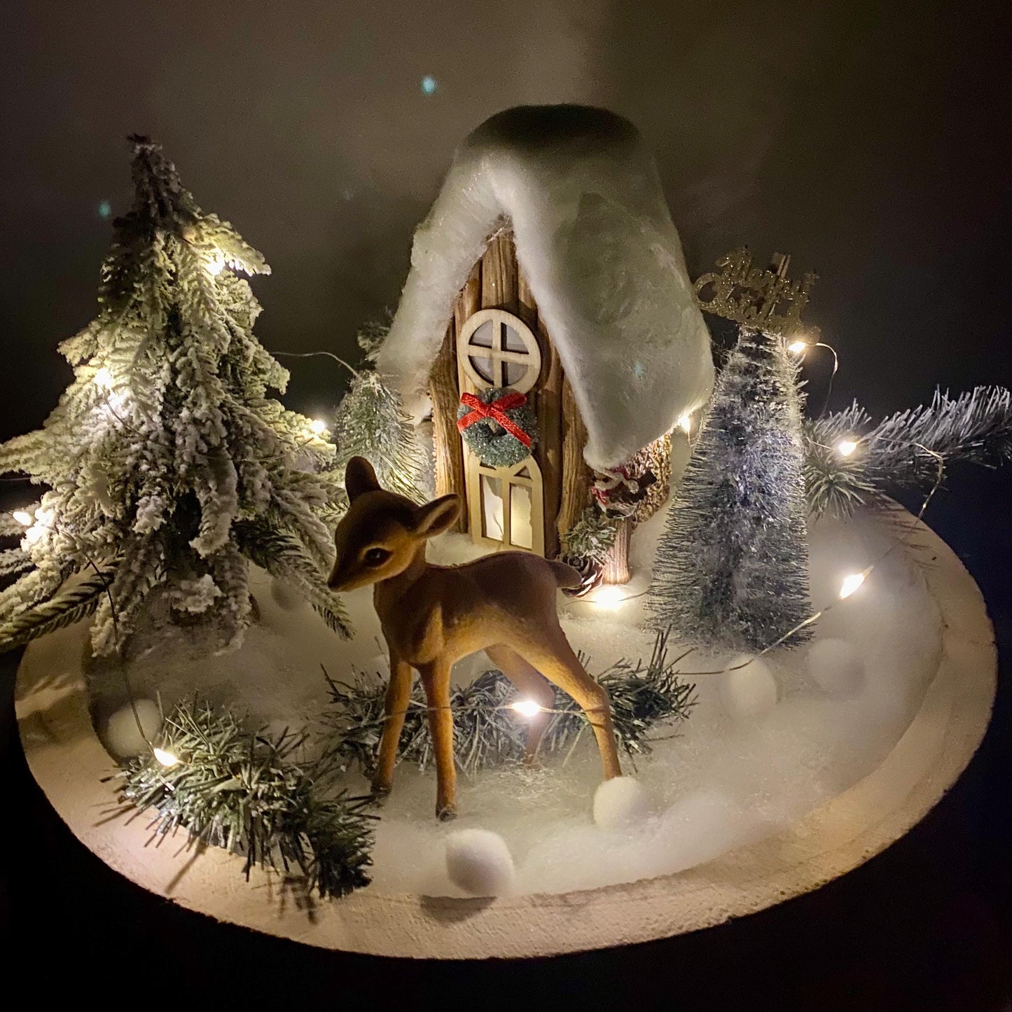 Décoration de Noël lumineuse support bois maison sapins faon ht 25 cm