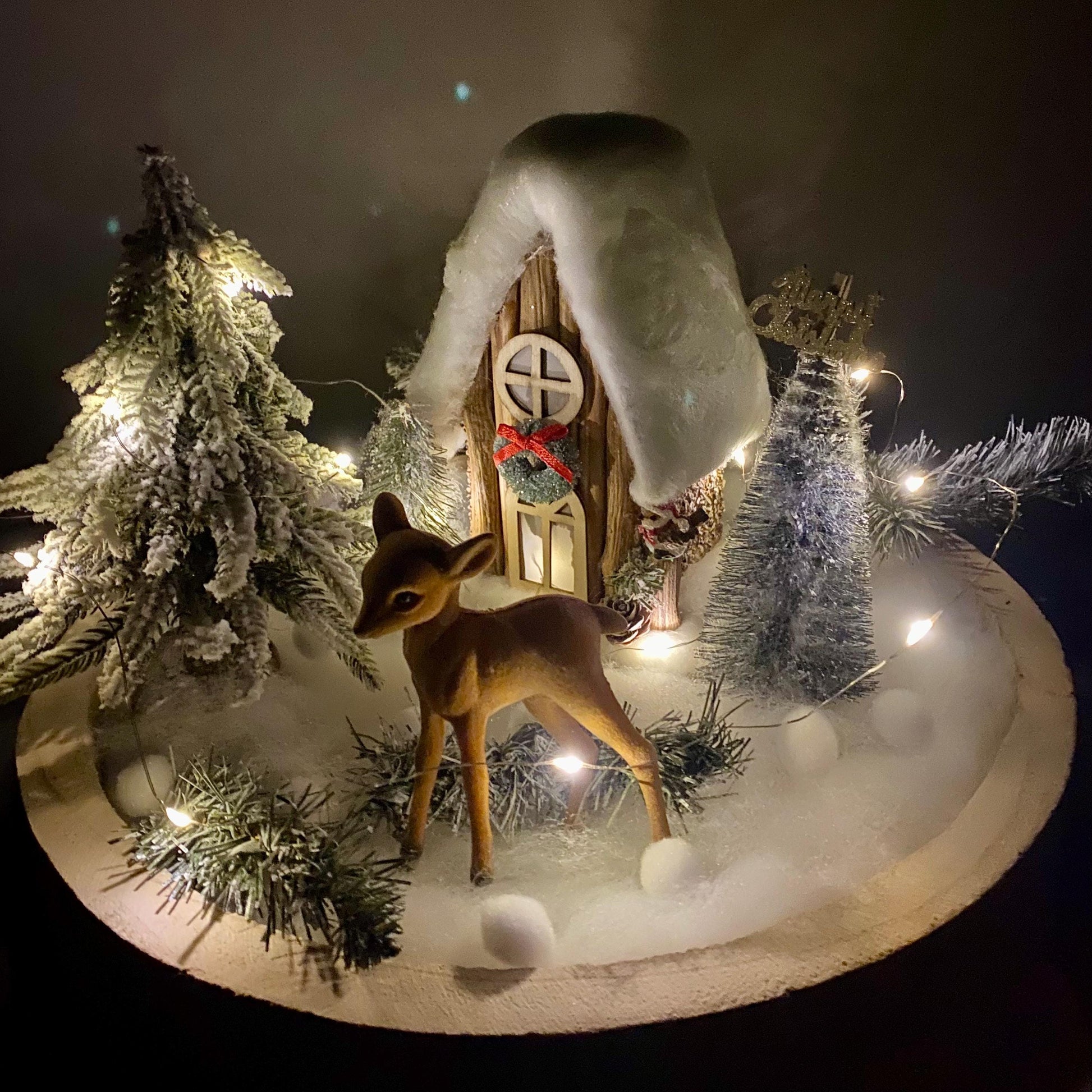 Décoration de Noël lumineuse support bois maison sapins faon ht 25 cm