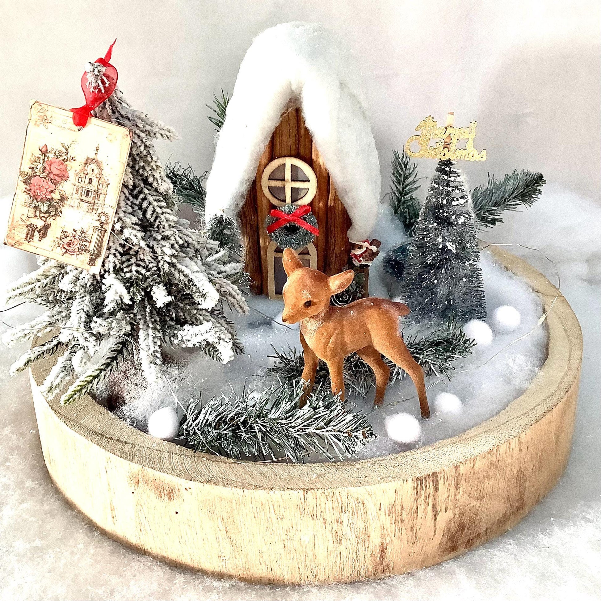 Décoration de Noël lumineuse support bois maison sapins faon ht 25 cm