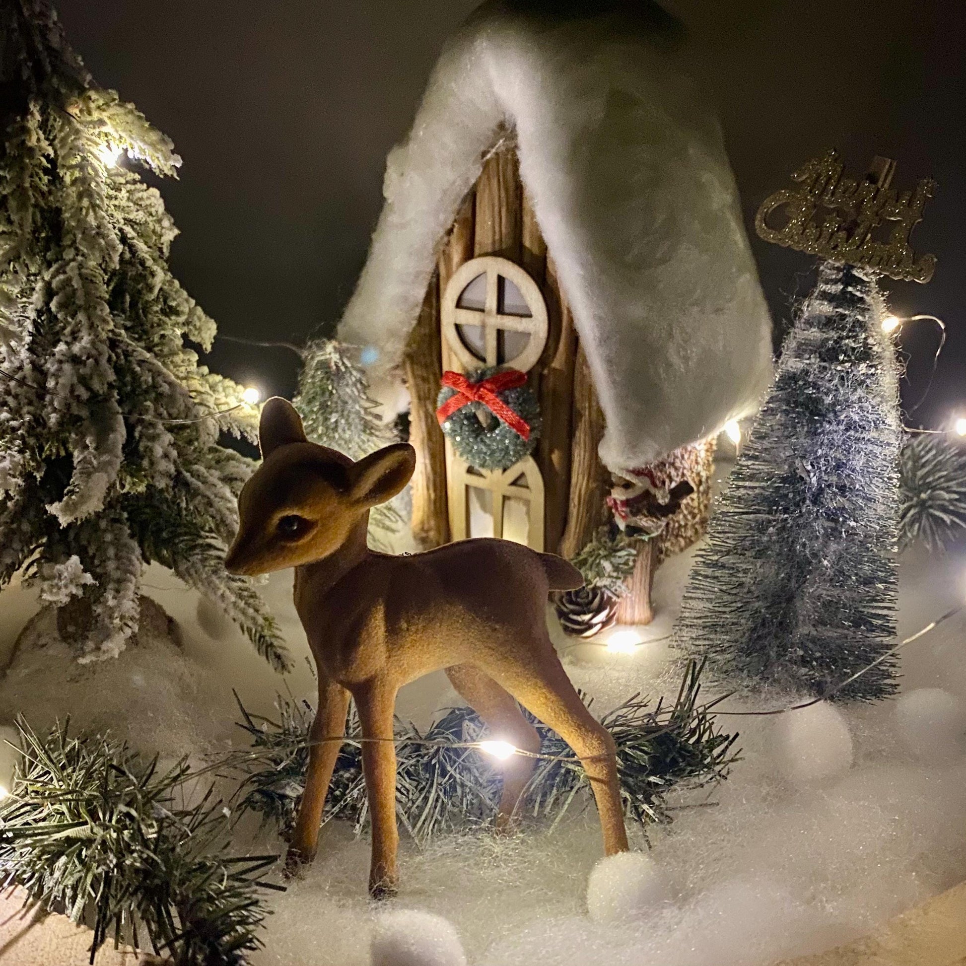 Décoration de Noël lumineuse support bois maison sapins faon ht 25 cm