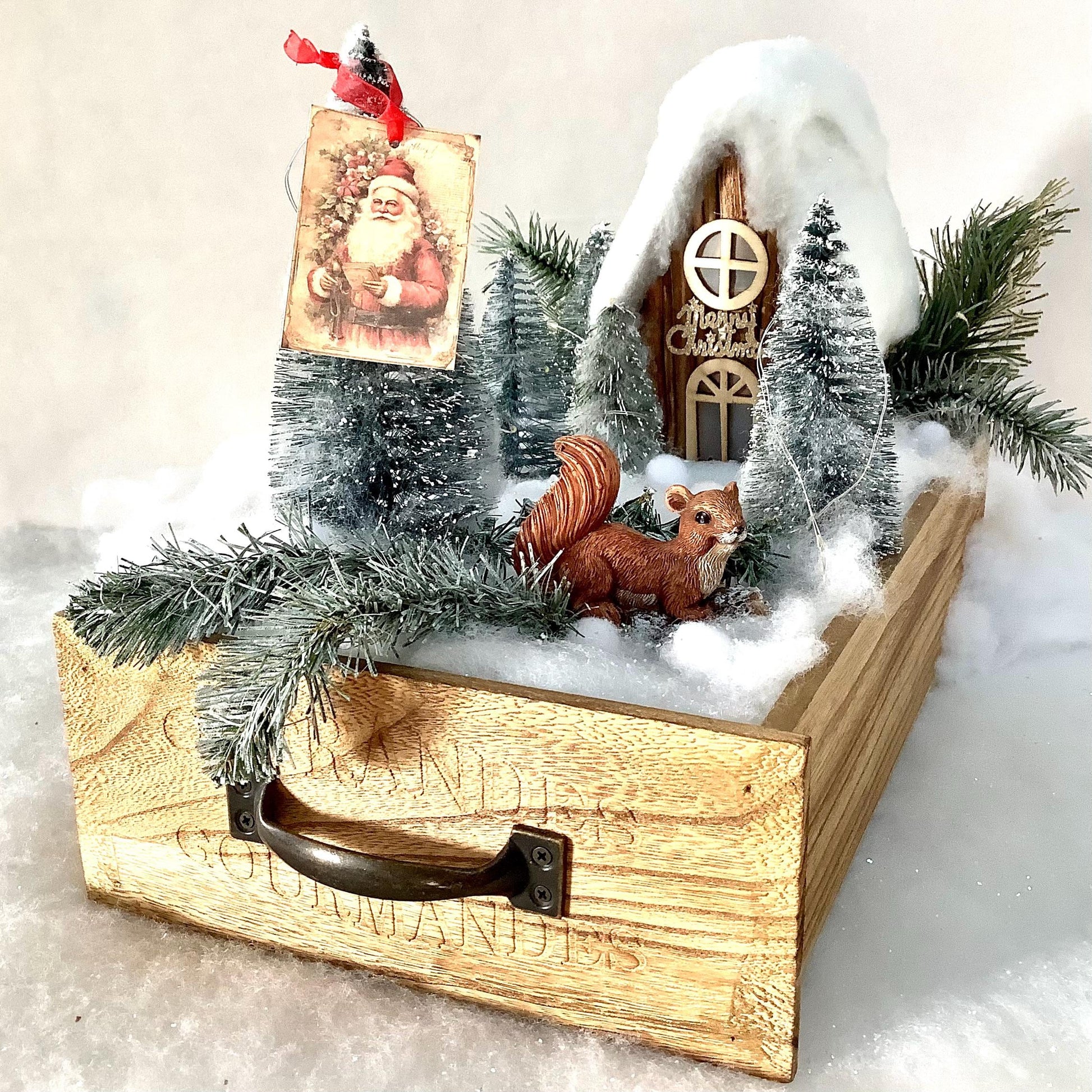 Décoration de Noël lumineuse support bois maison sapins écureuil ht 25 cm