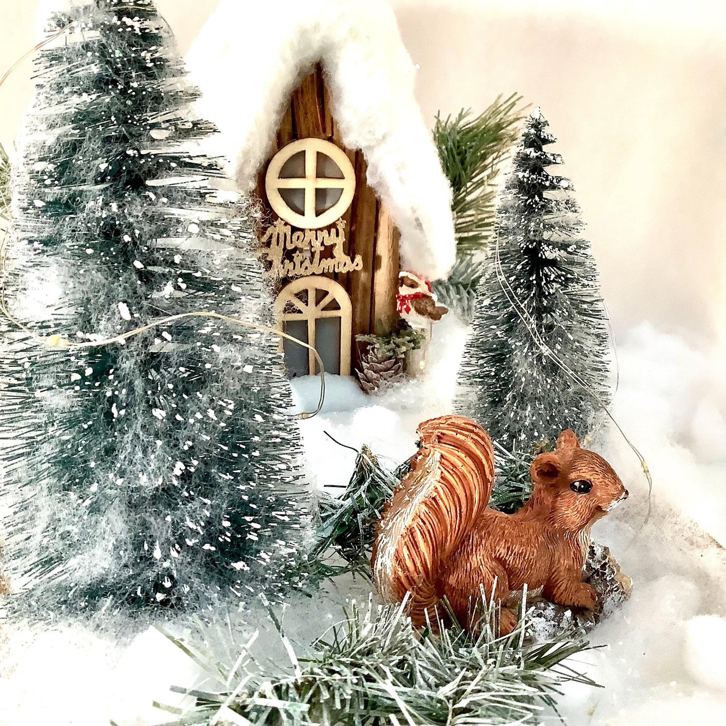 Décoration de Noël lumineuse support bois maison sapins écureuil ht 25 cm