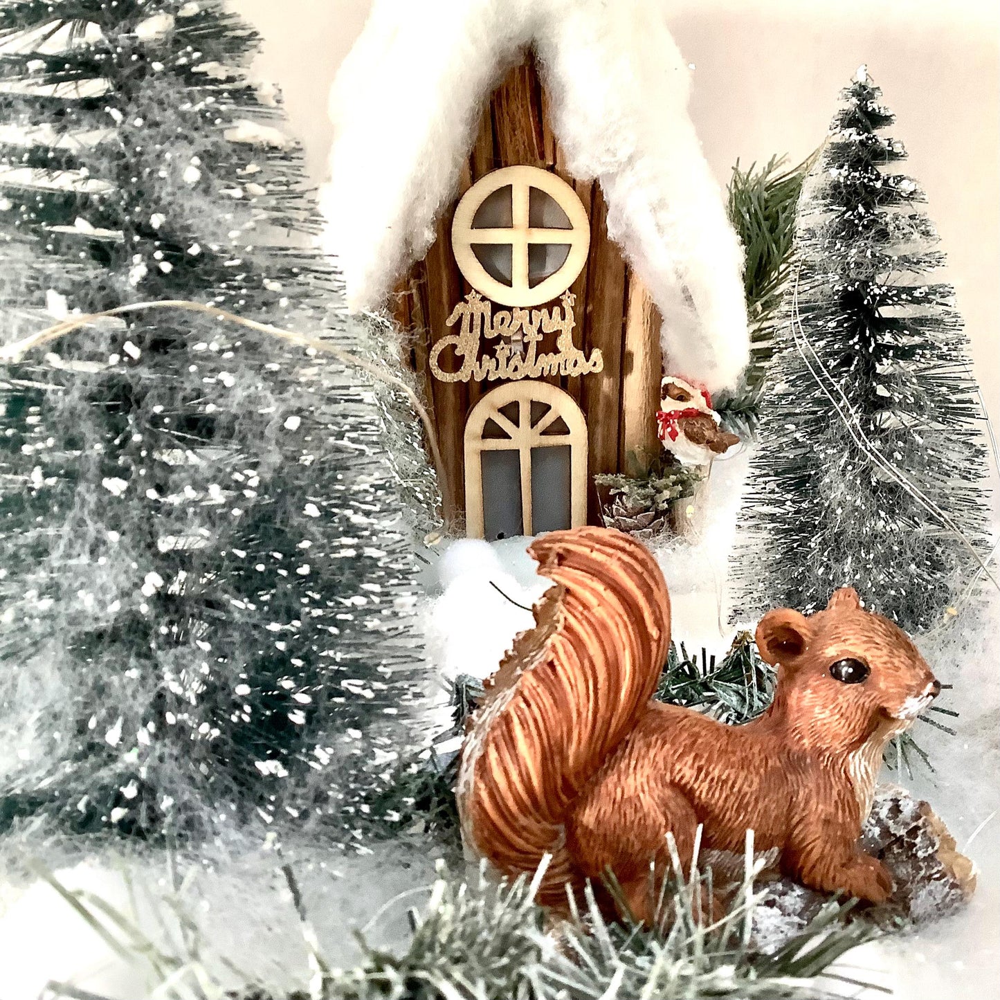 Décoration de Noël lumineuse support bois maison sapins écureuil ht 25 cm