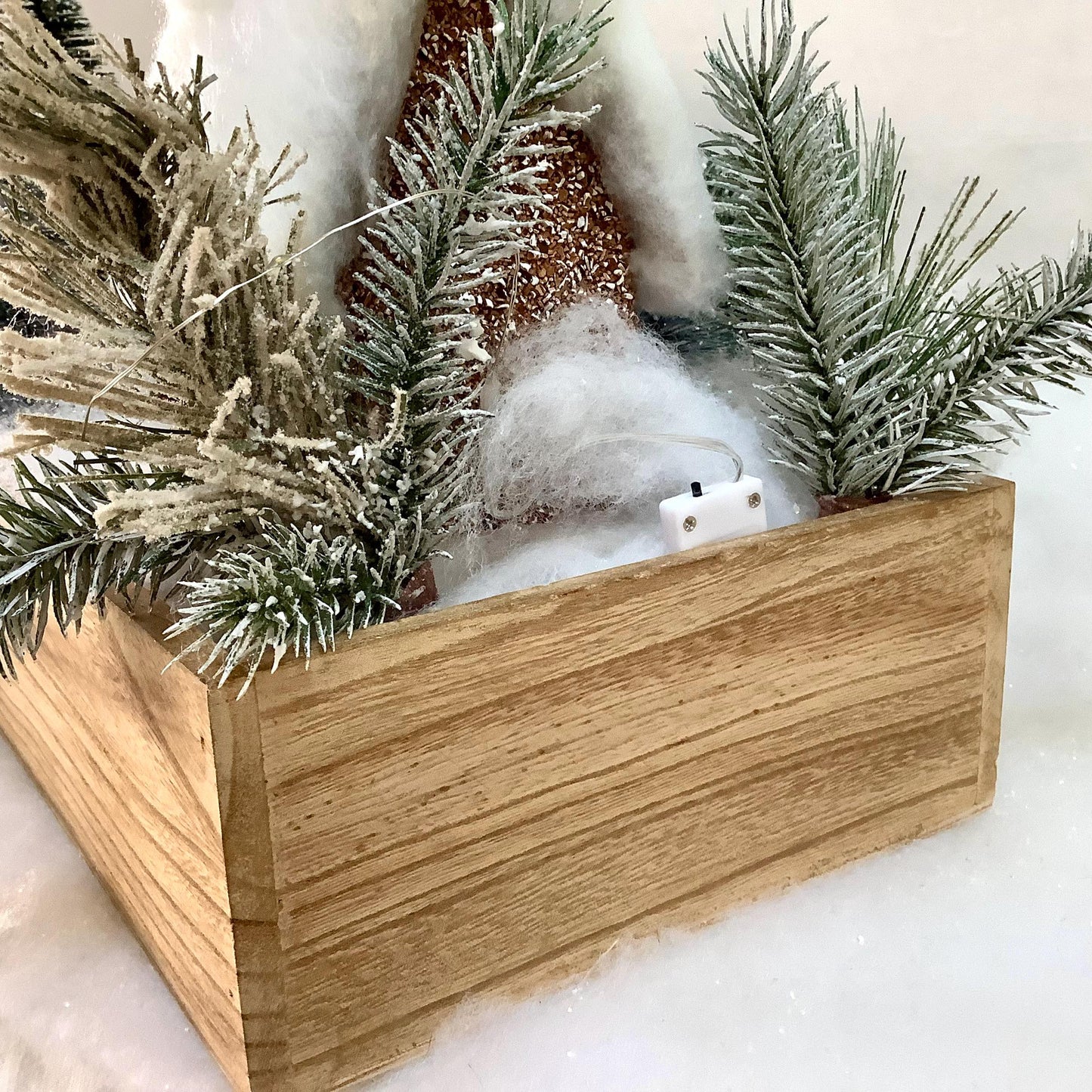 Décoration de Noël lumineuse support bois maison sapins écureuil ht 25 cm