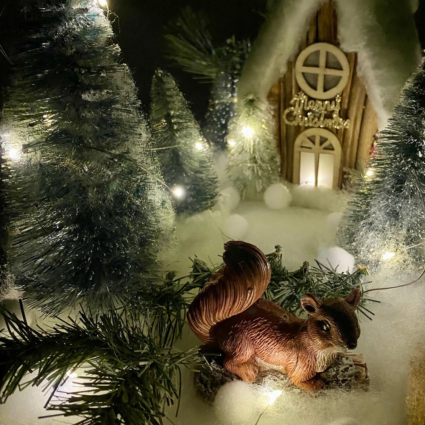 Décoration de Noël lumineuse support bois maison sapins écureuil ht 25 cm