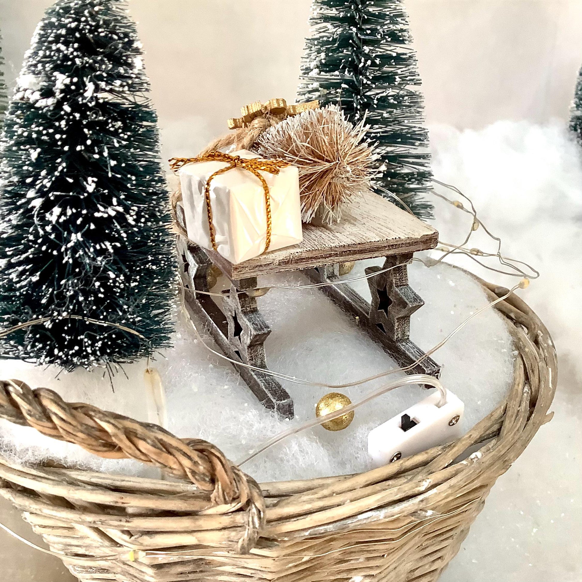 Décoration de Noël lumineuse lutin sur luge ht 23 cm