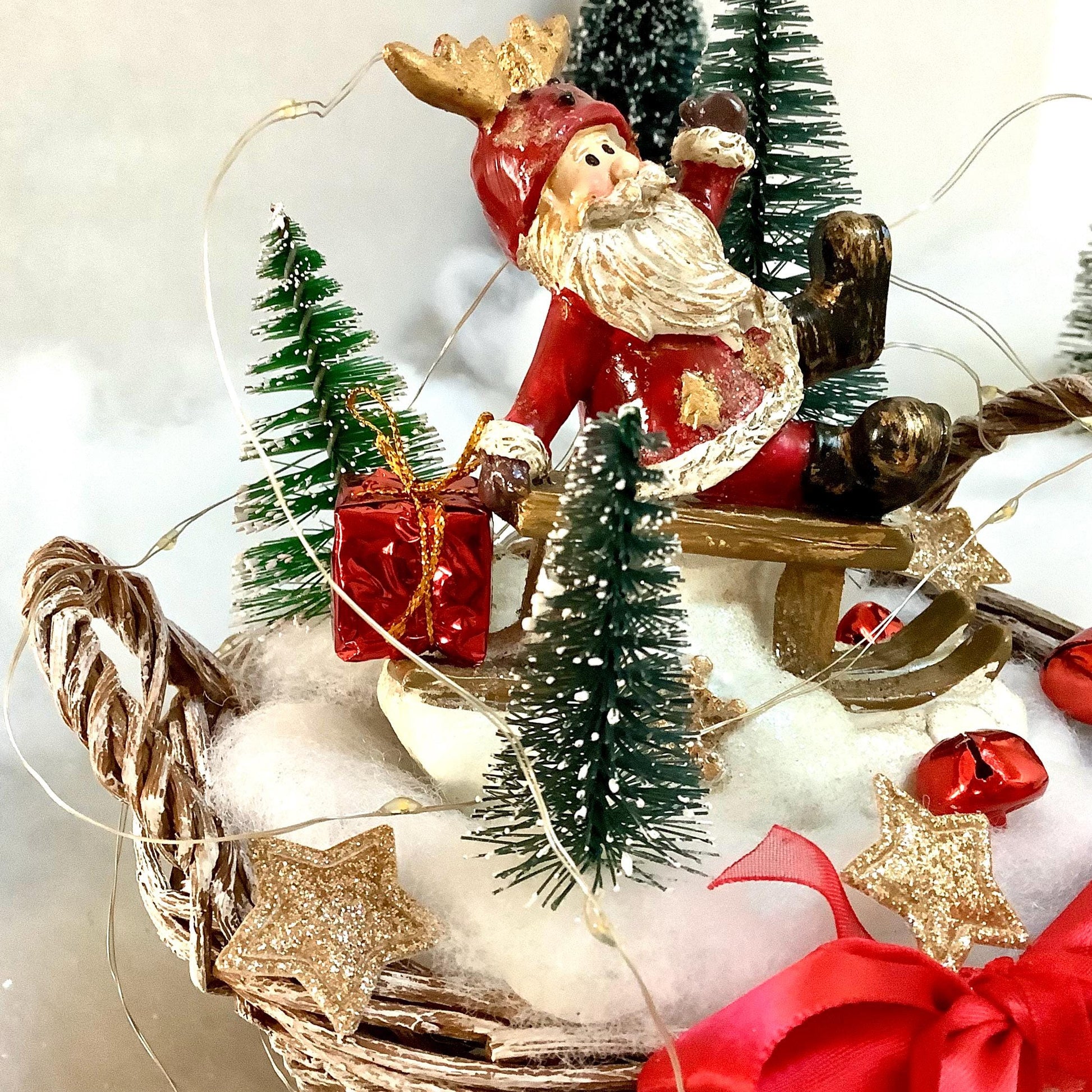 Décoration de Noël lumineuse lutin sur luge ht 18 cm