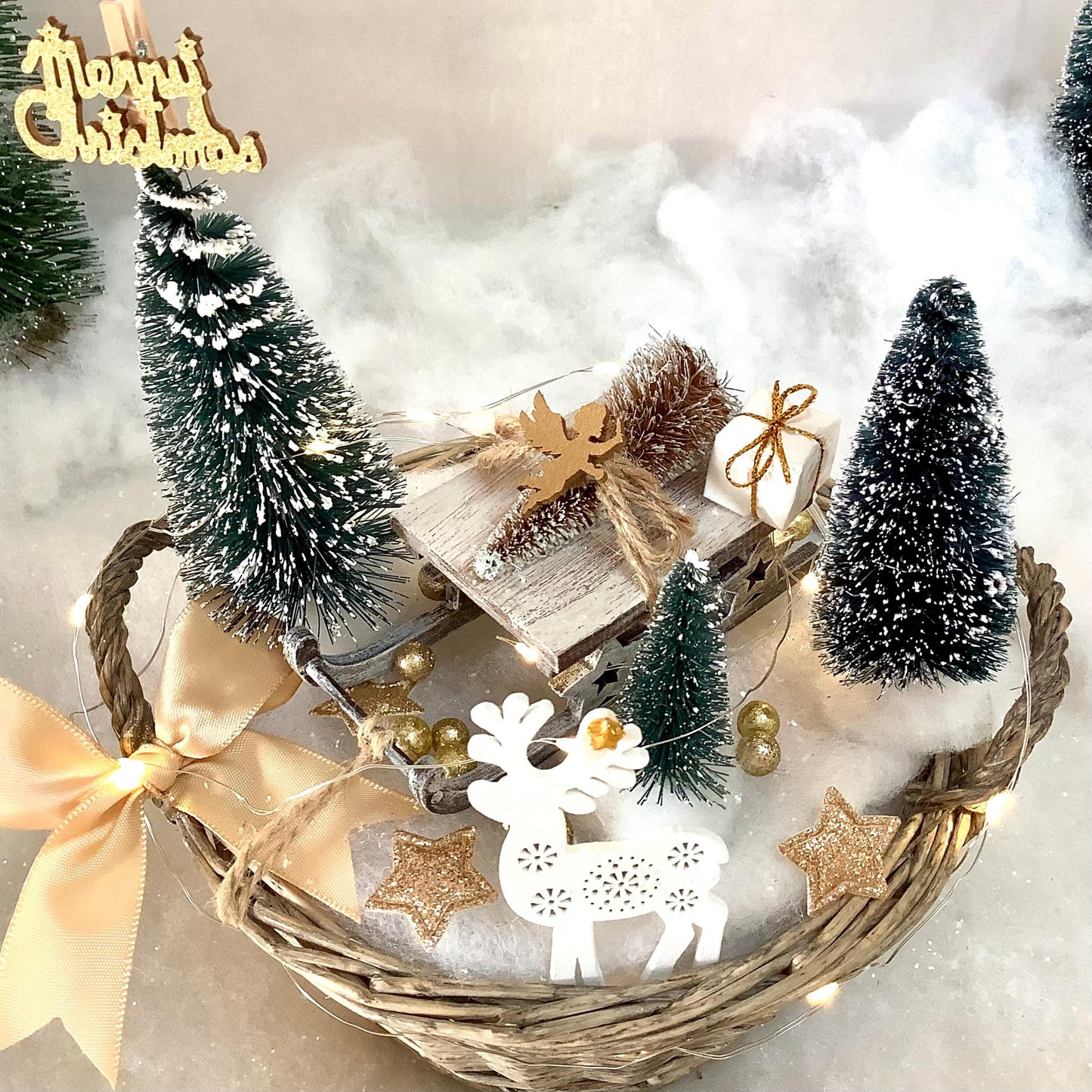 Décoration de Noël lumineuse lutin sur luge ht 23 cm