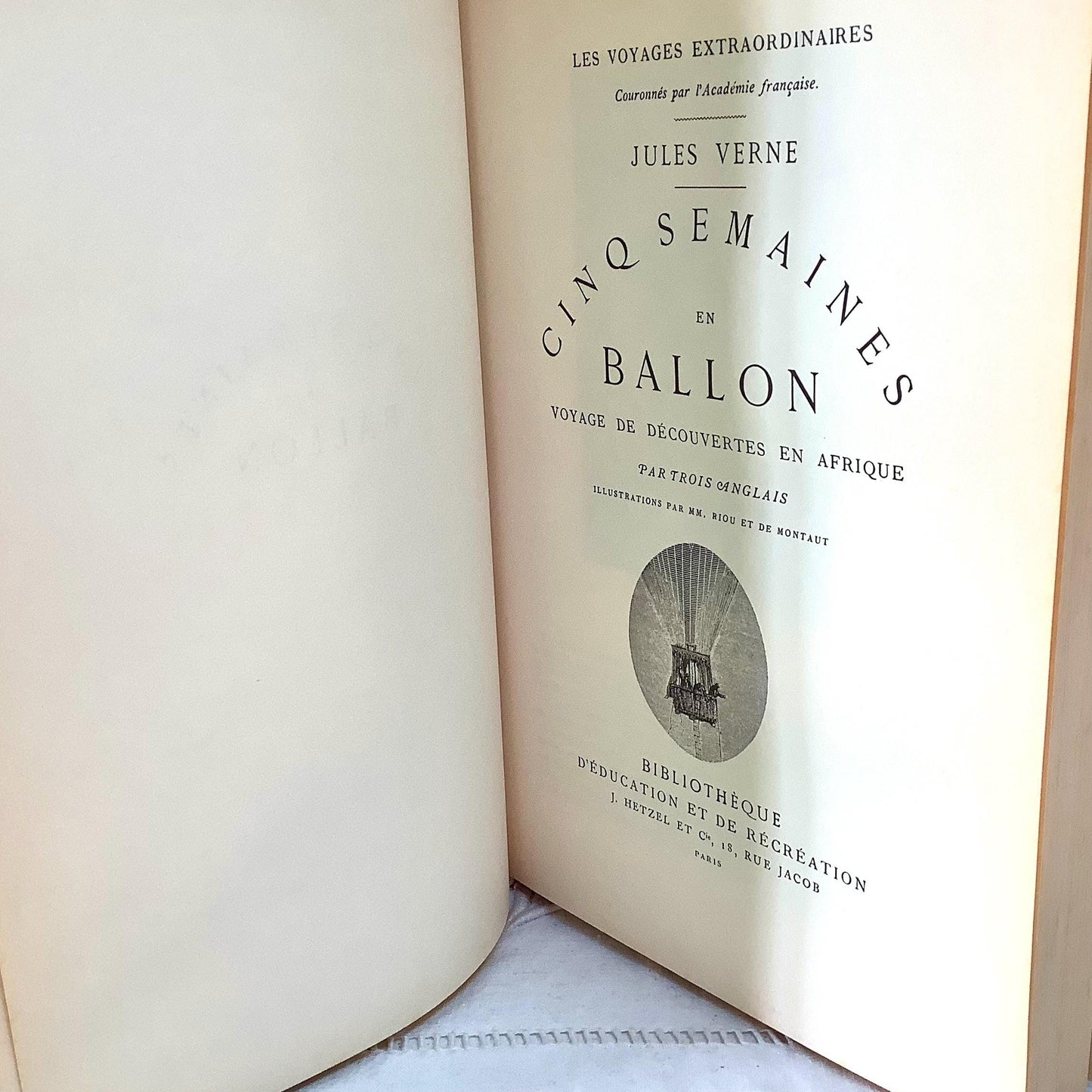 Cinq semaine en ballon Jules Verne livre collection vintage