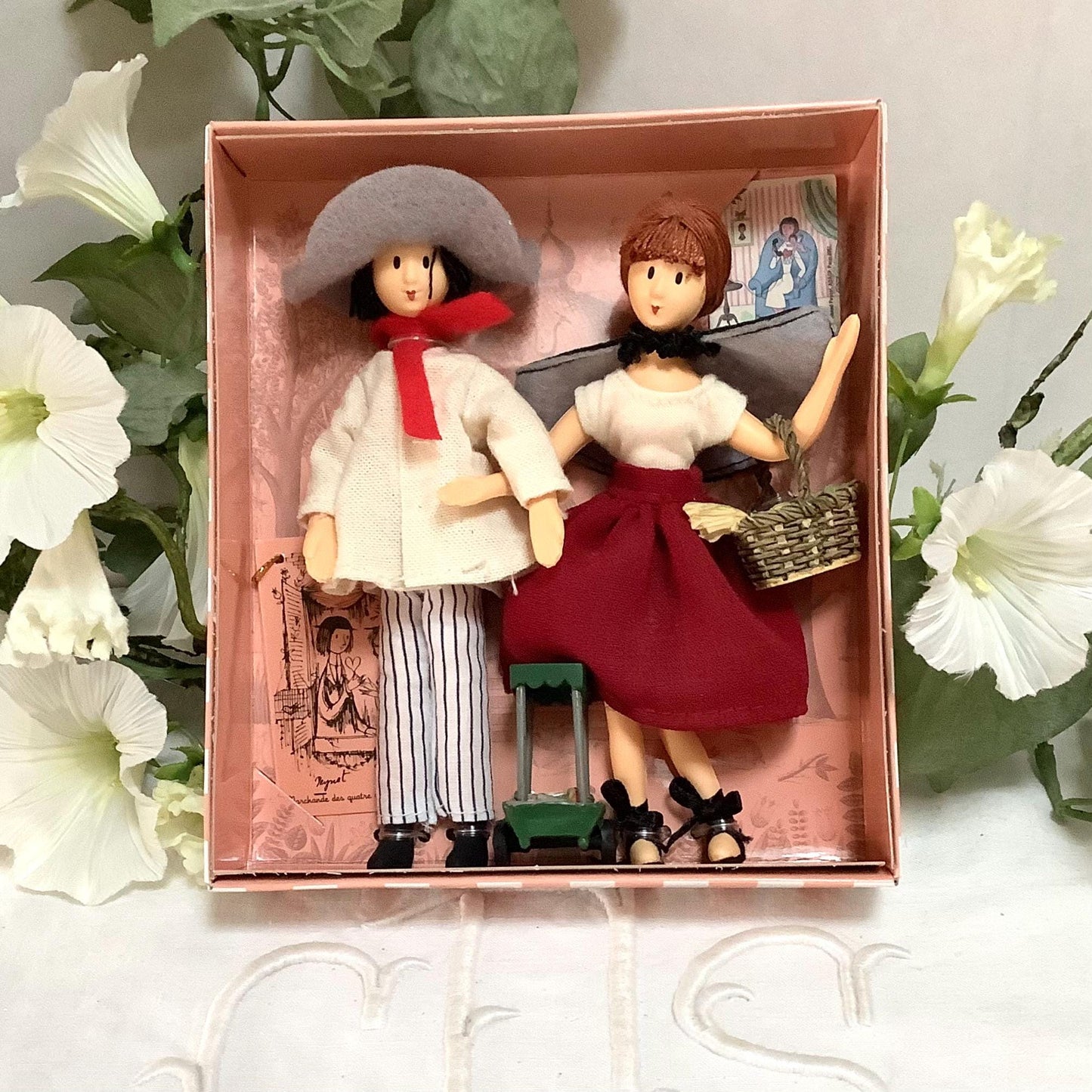 Marchande des quatre saison et fort des halles coffret deux poupées vintage collection amoureux de Peynet