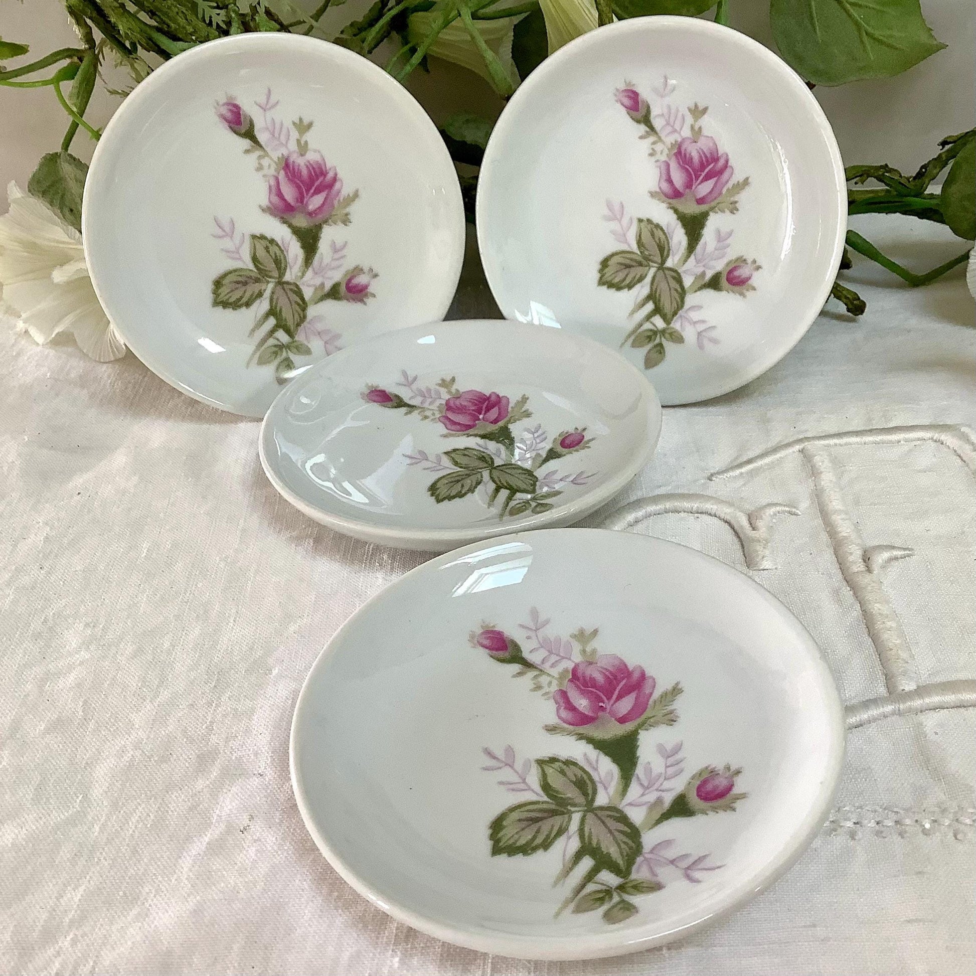 Dinette porcelaine motifs petites roses vintage