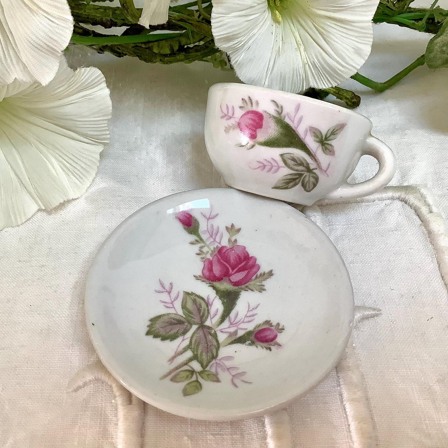 Dinette porcelaine motifs petites roses vintage