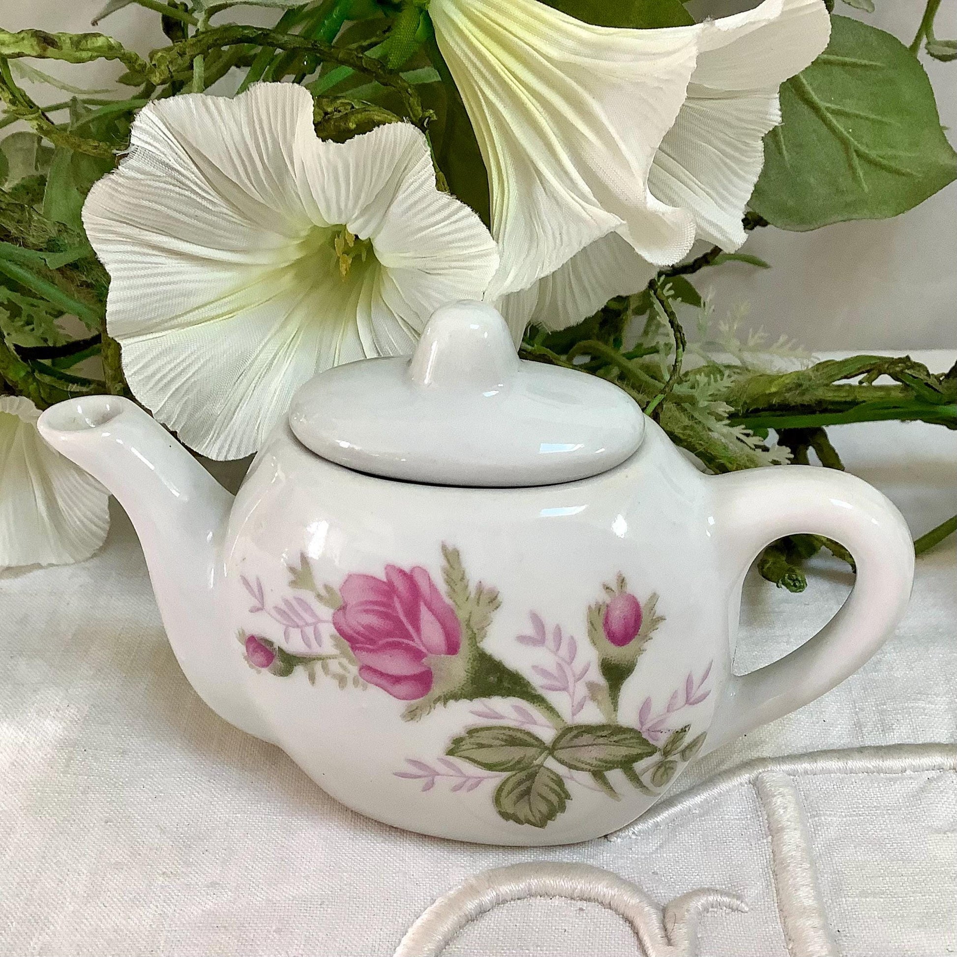 Dinette porcelaine motifs petites roses vintage
