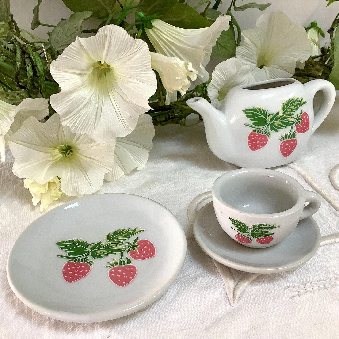 Dinette porcelaine motifs fraises vintage
