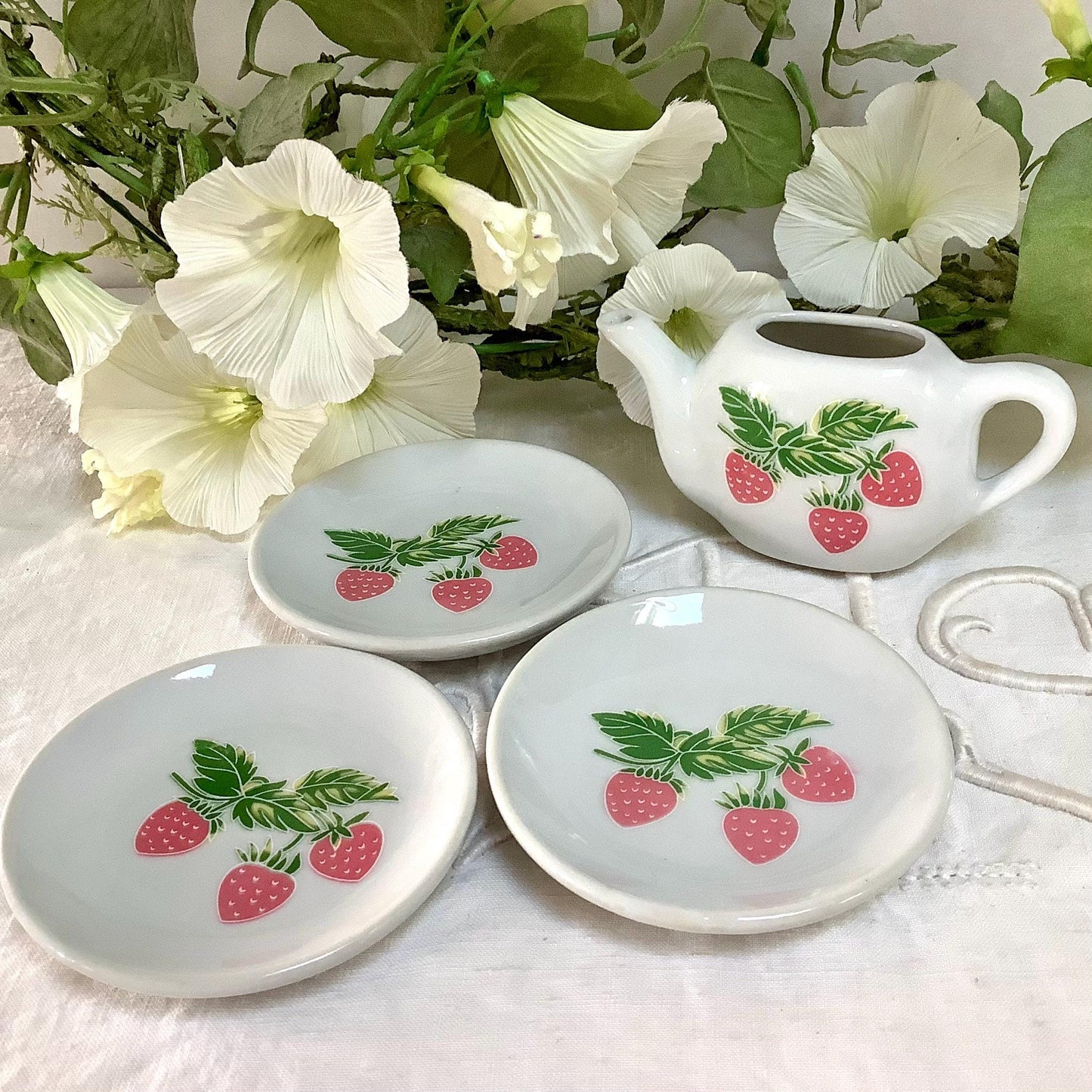 Dinette porcelaine motifs fraises vintage