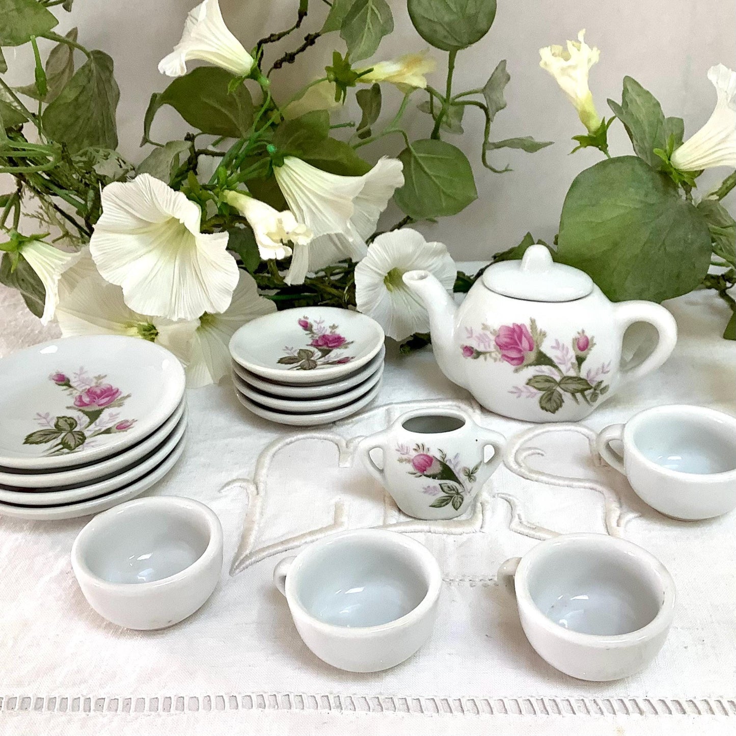 Dinette porcelaine motifs petites roses vintage