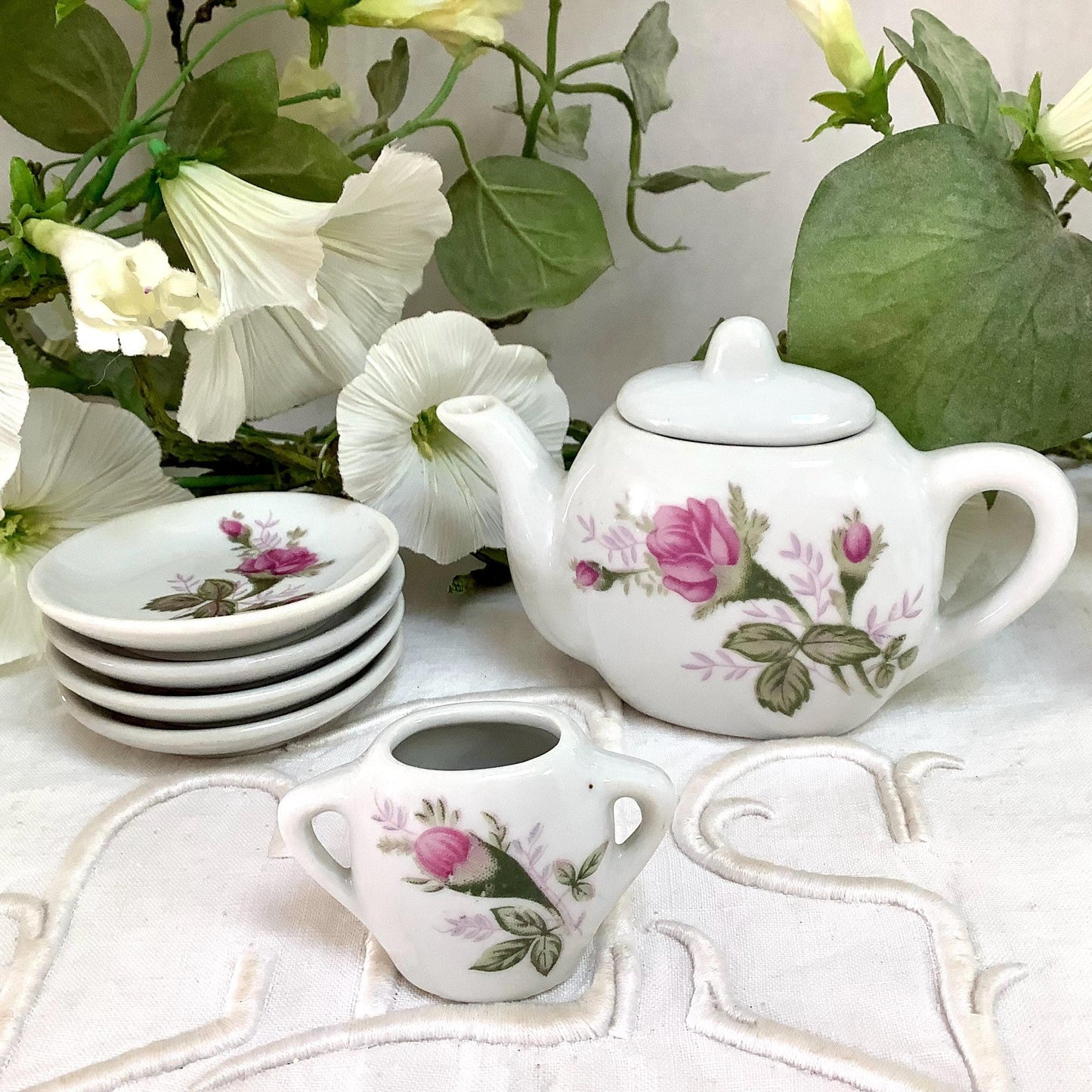 Dinette porcelaine motifs petites roses vintage