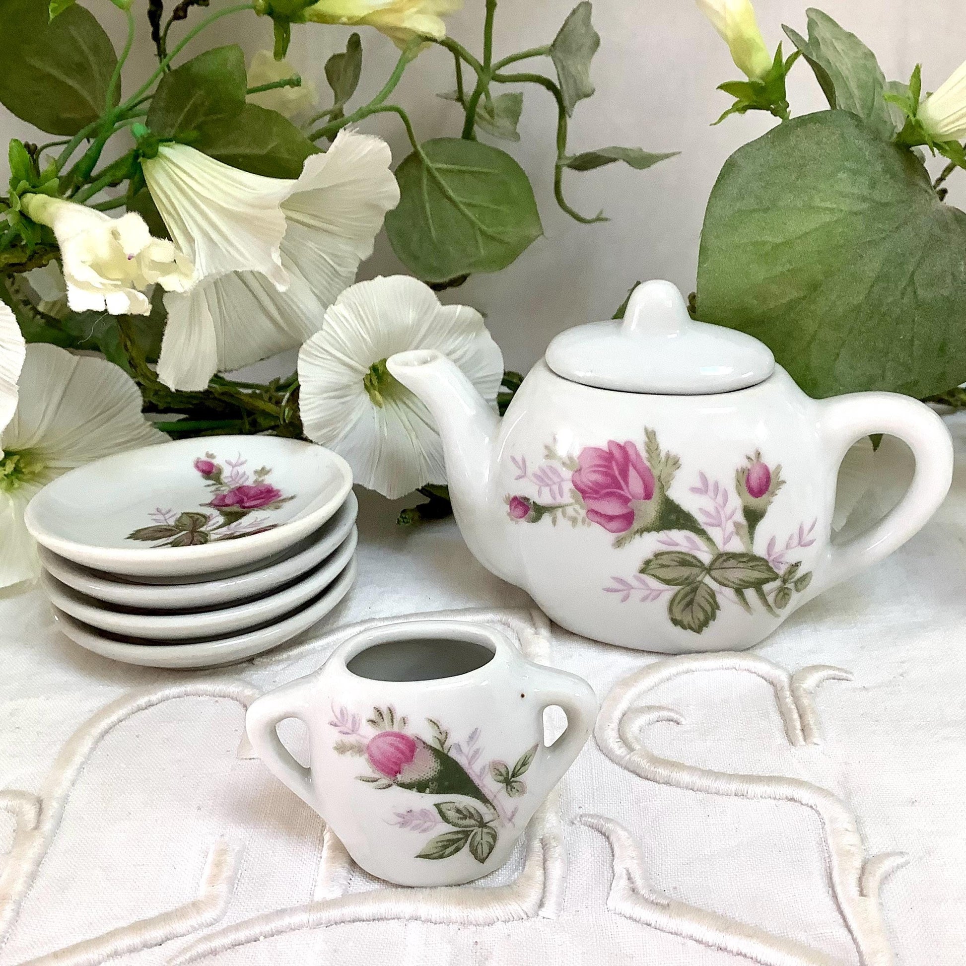 Dinette porcelaine motifs petites roses vintage