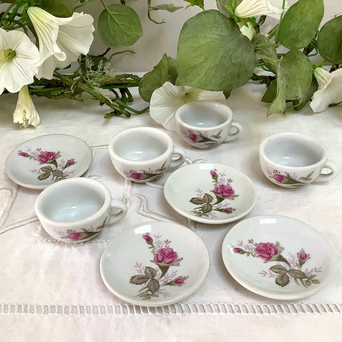 Dinette porcelaine motifs petites roses vintage
