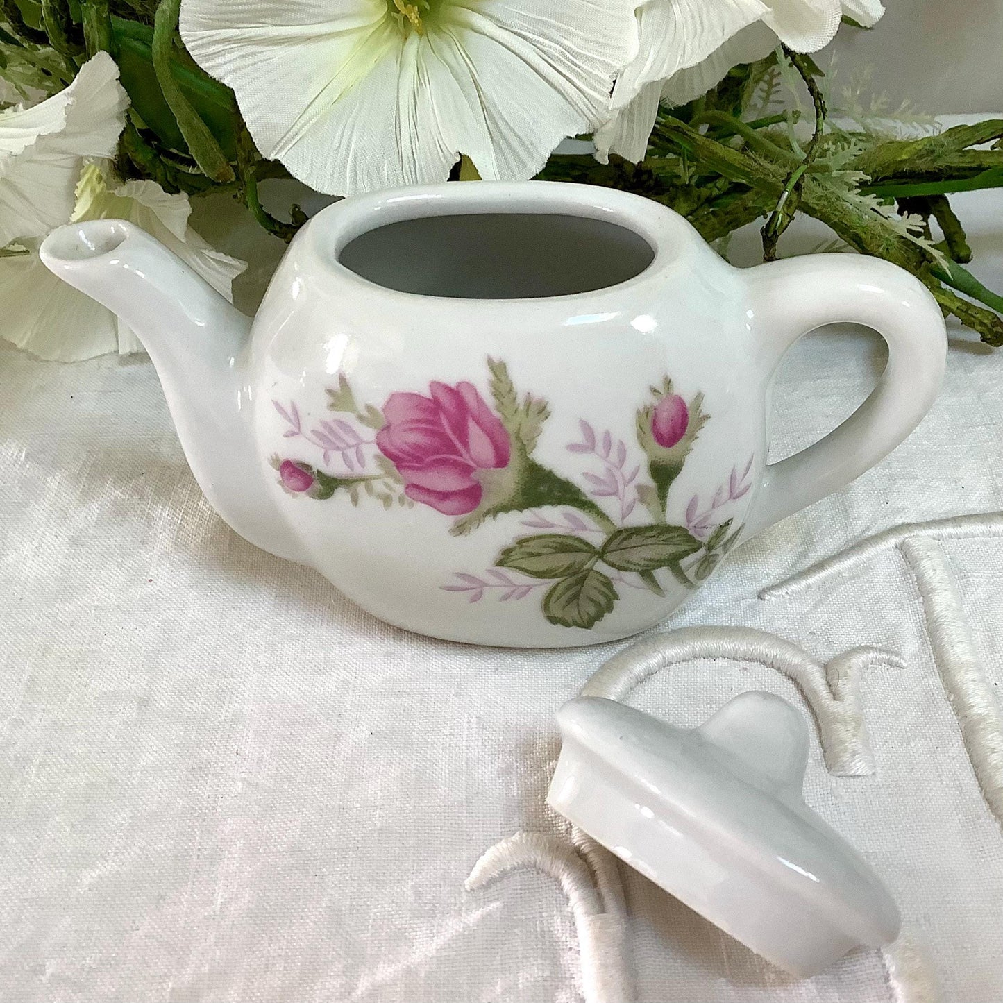 Dinette porcelaine motifs petites roses vintage