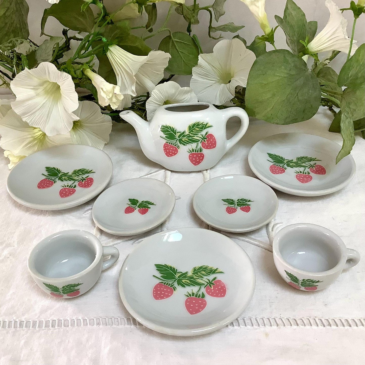 Dinette porcelaine motifs fraises vintage