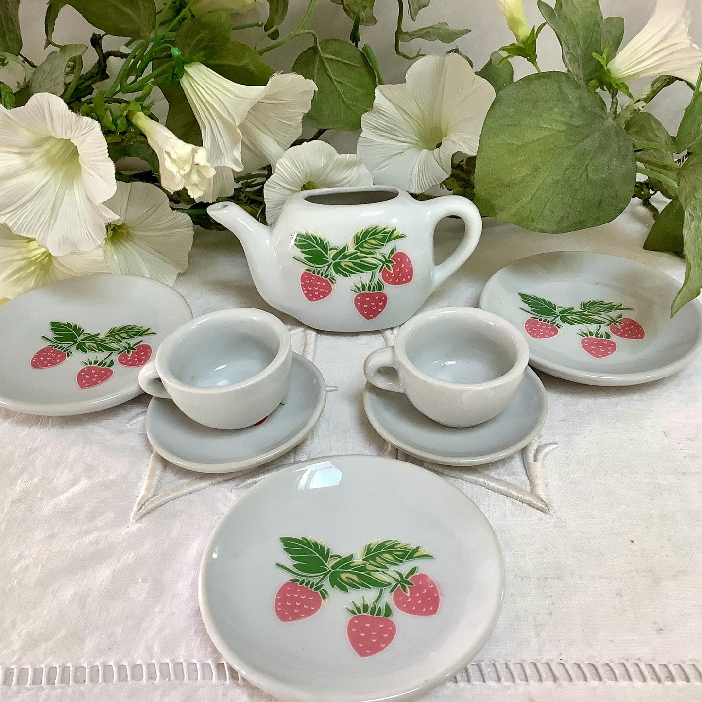 Dinette porcelaine motifs fraises vintage