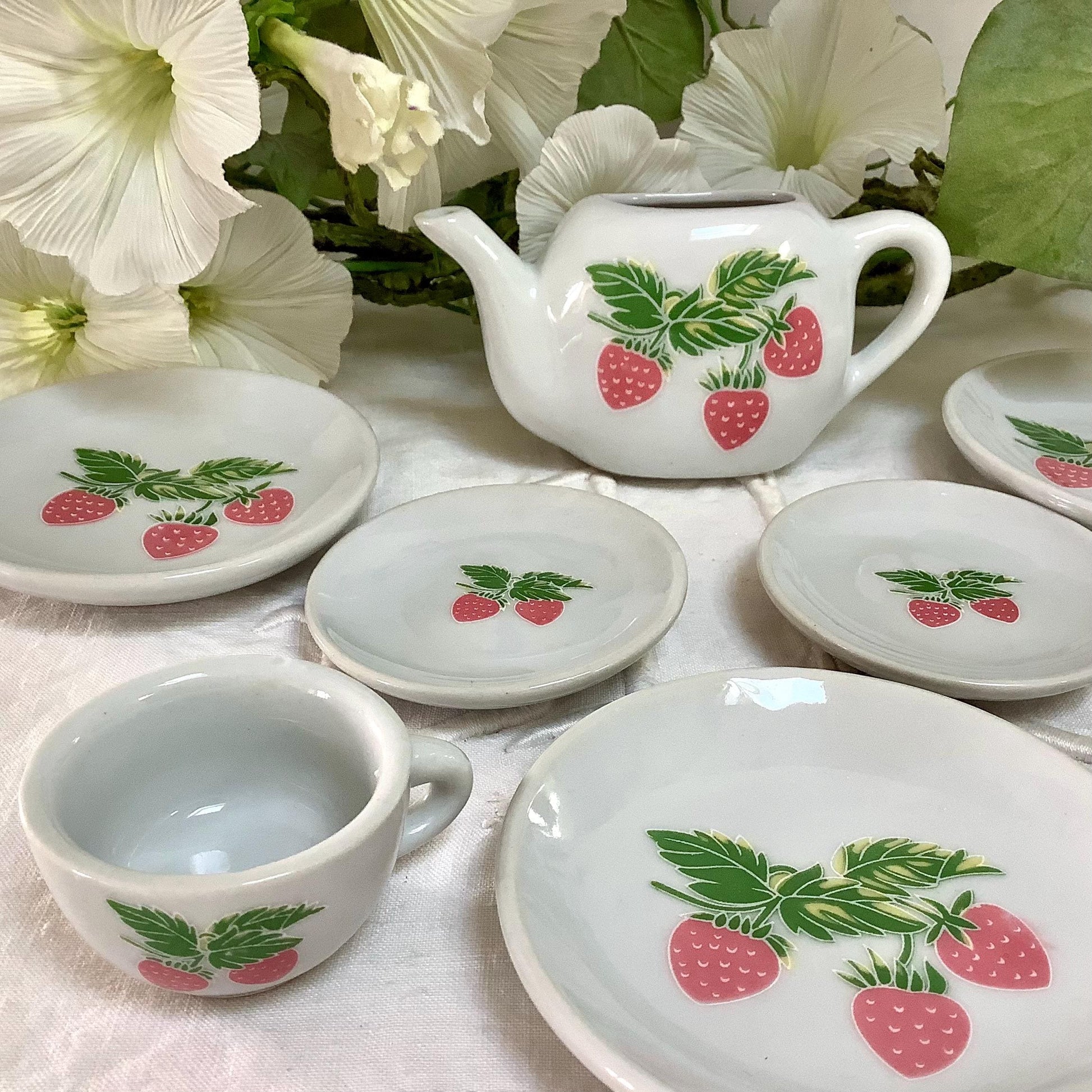 Dinette porcelaine motifs fraises vintage