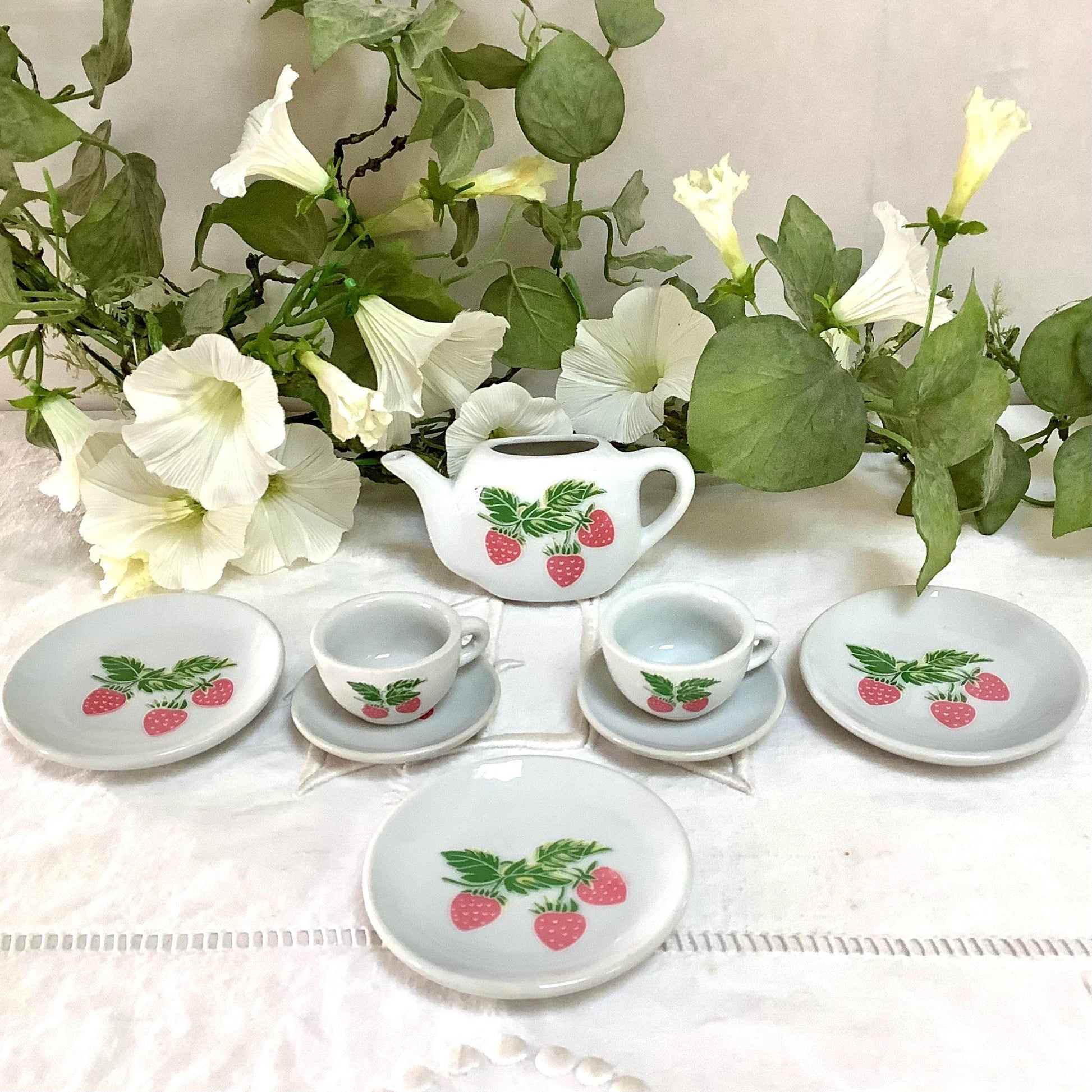 Dinette porcelaine motifs fraises vintage
