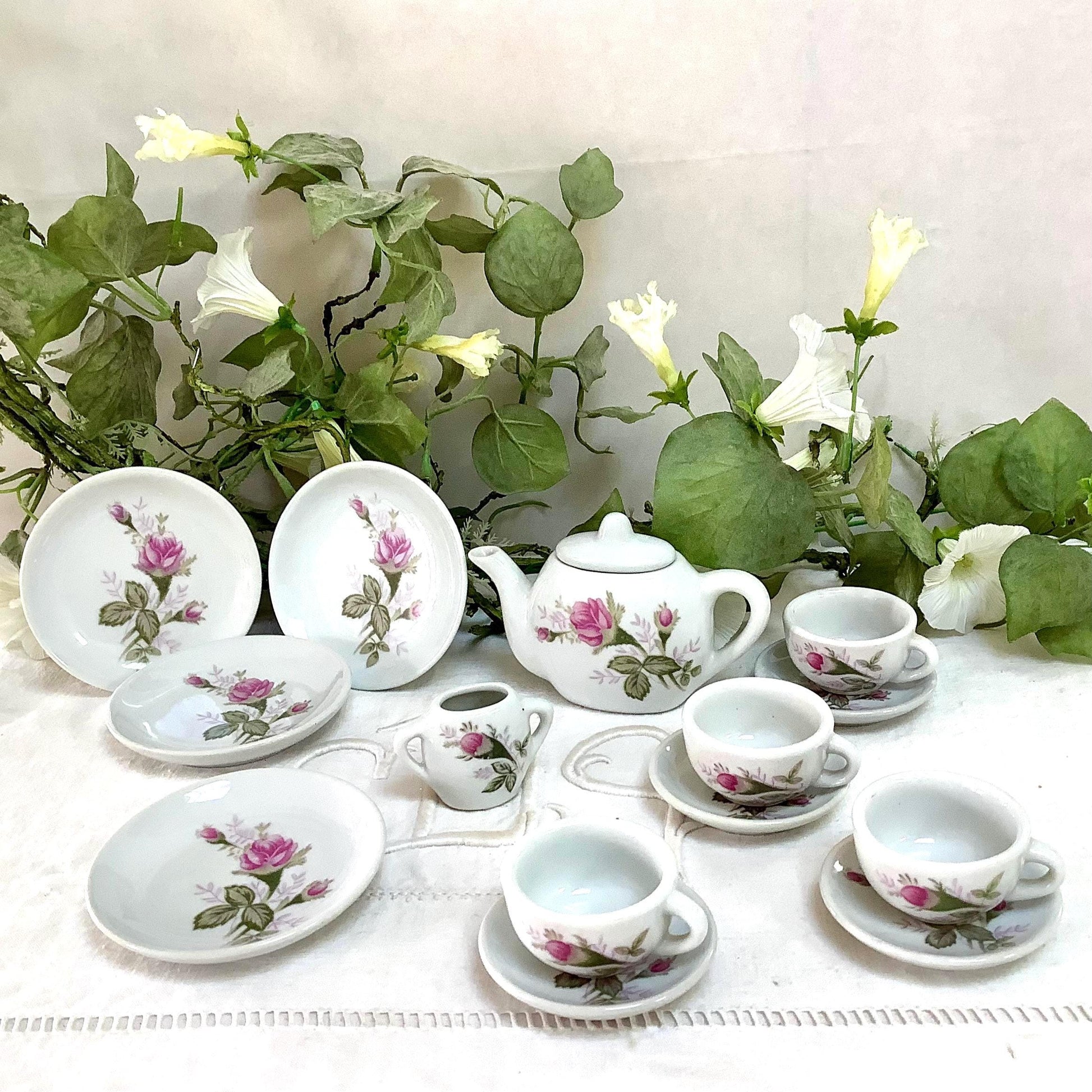 Dinette porcelaine motifs petites roses vintage