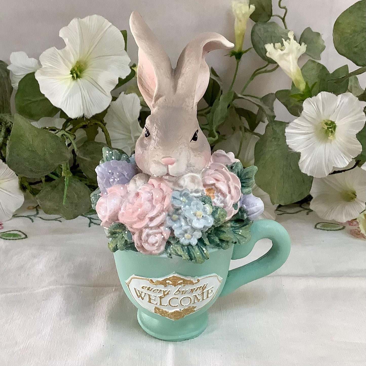Figurine monsieur lapin dans tasse décoration de Pâques vintage ht 16 cm