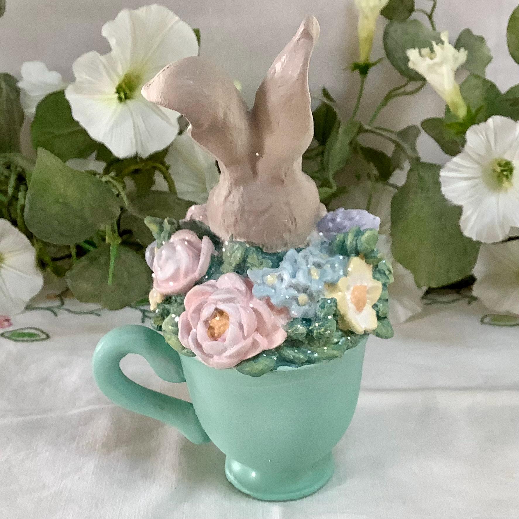 Figurine monsieur lapin dans tasse décoration de Pâques vintage ht 16 cm