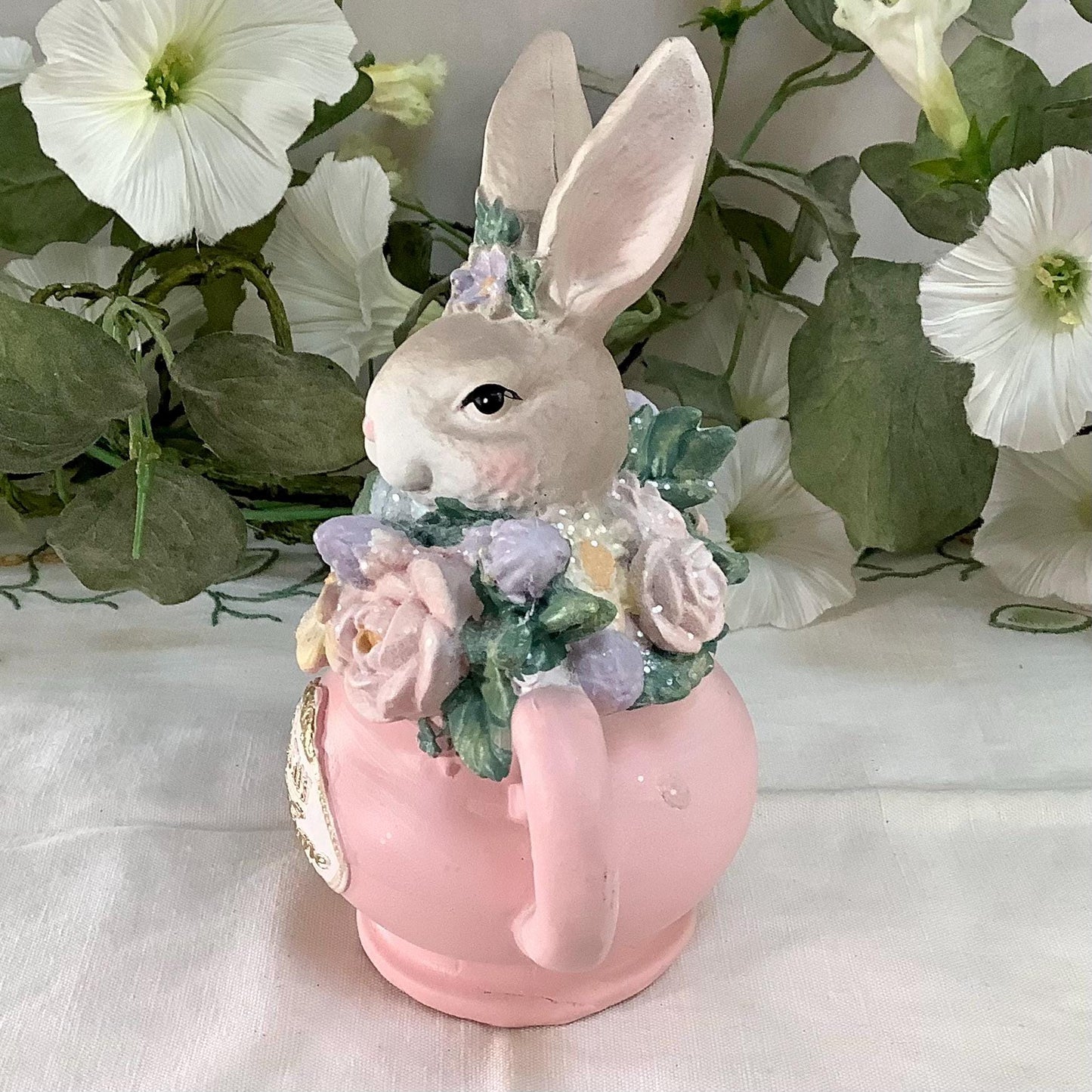 Figurine madame lapin dans tasse rose décoration de Pâques vintage ht 16 cm