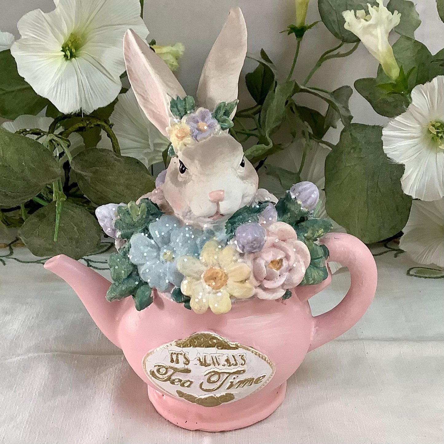 Figurine madame lapin dans tasse rose décoration de Pâques vintage ht 16 cm