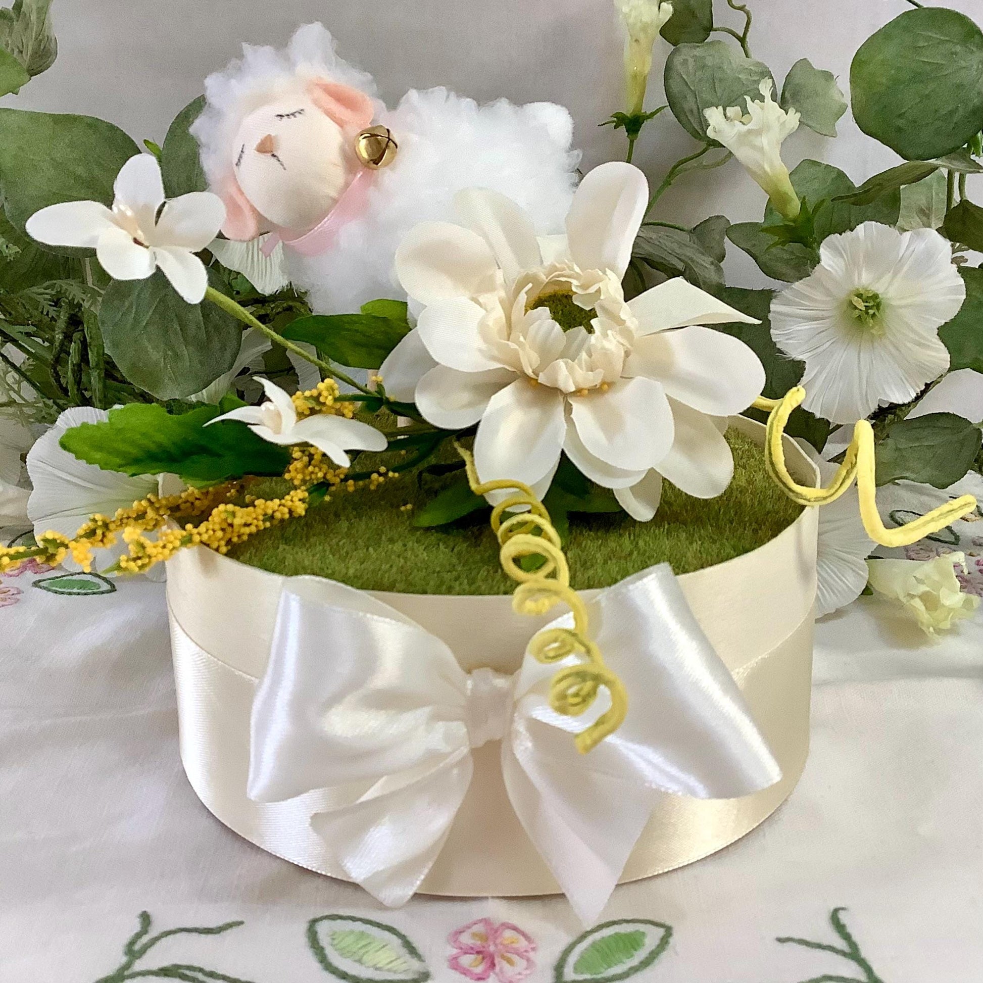 Composition florale Pâques mouton blanc ht 15 cm