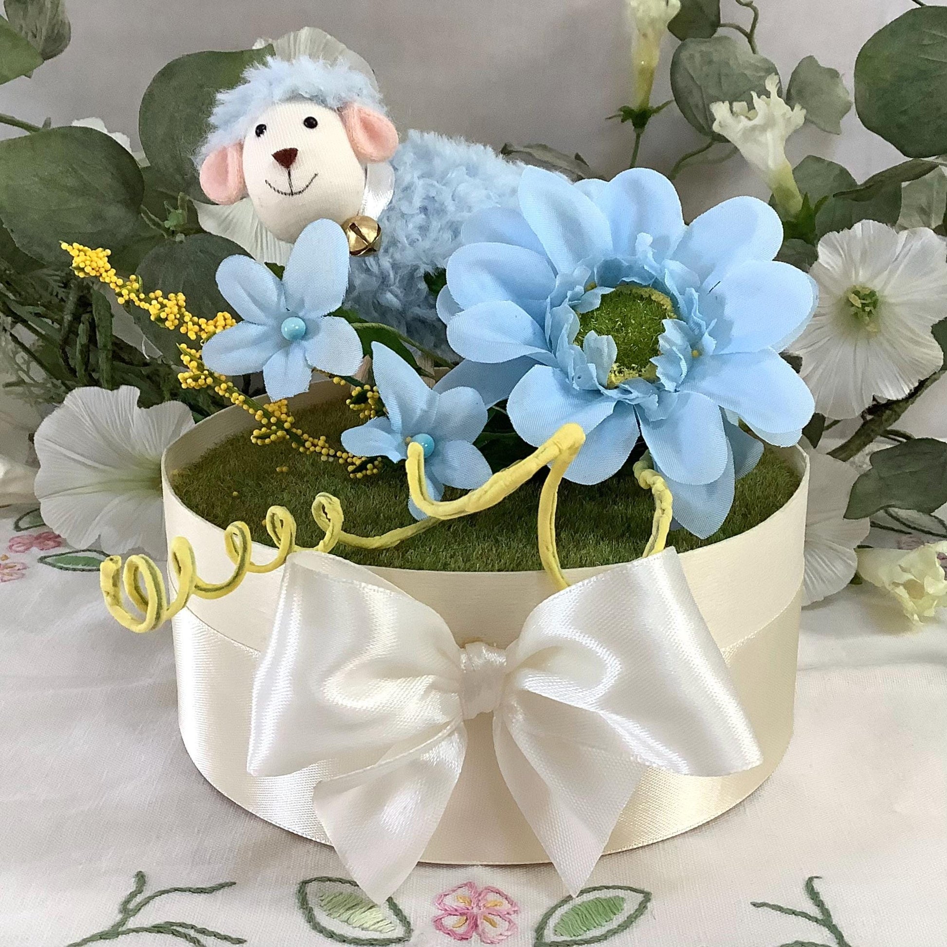 Composition florale Pâques mouton bleu ht 15 cm