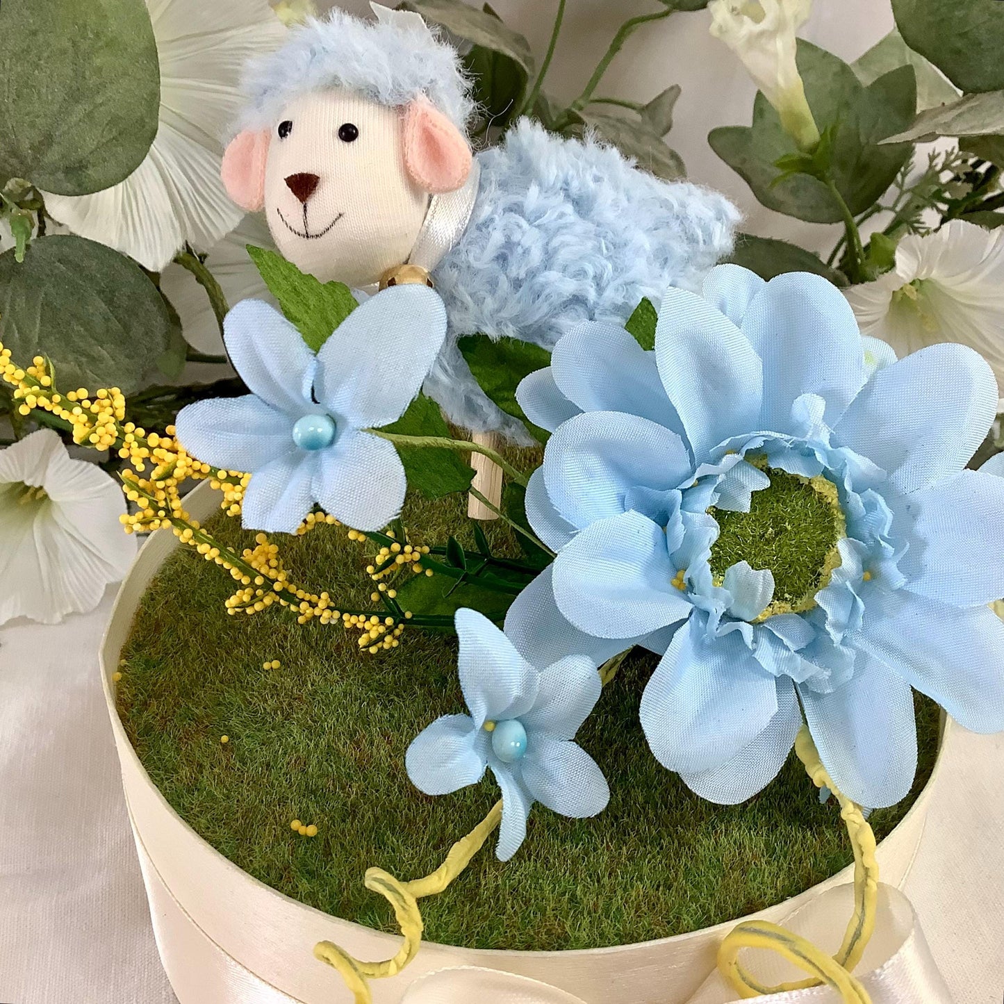 Composition florale Pâques mouton bleu ht 15 cm