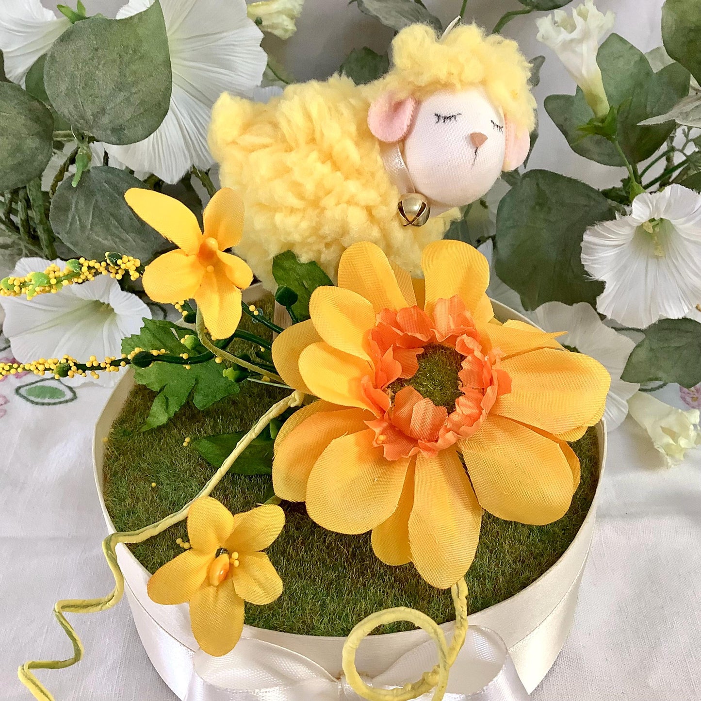 Composition florale Pâques mouton jaune ht 15 cm
