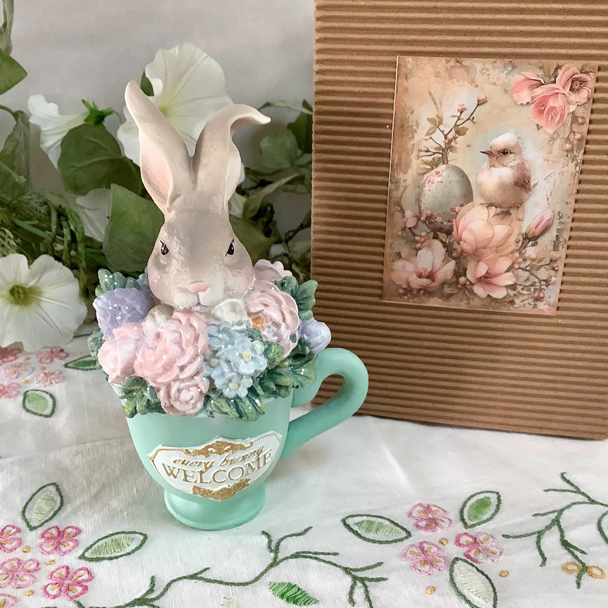 Figurine monsieur lapin dans tasse décoration de Pâques vintage ht 16 cm