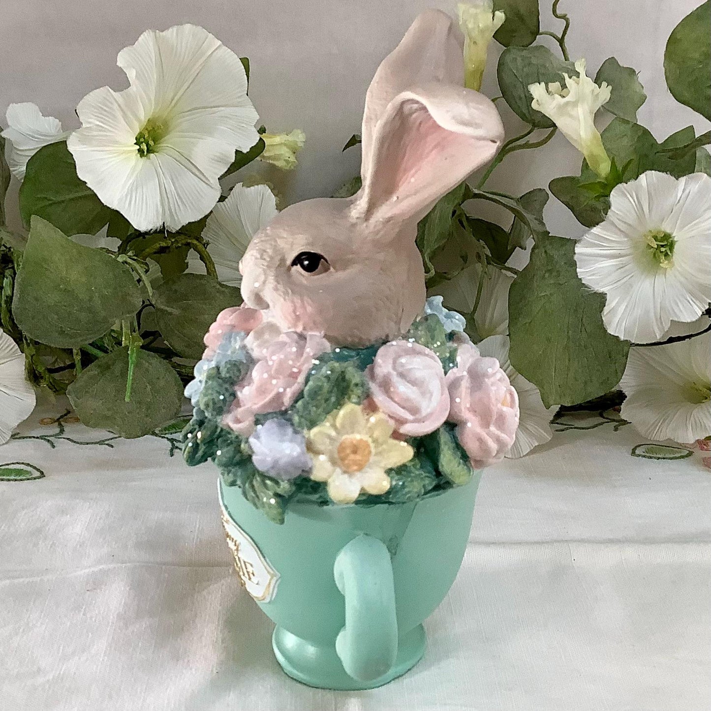 Figurine monsieur lapin dans tasse décoration de Pâques vintage ht 16 cm